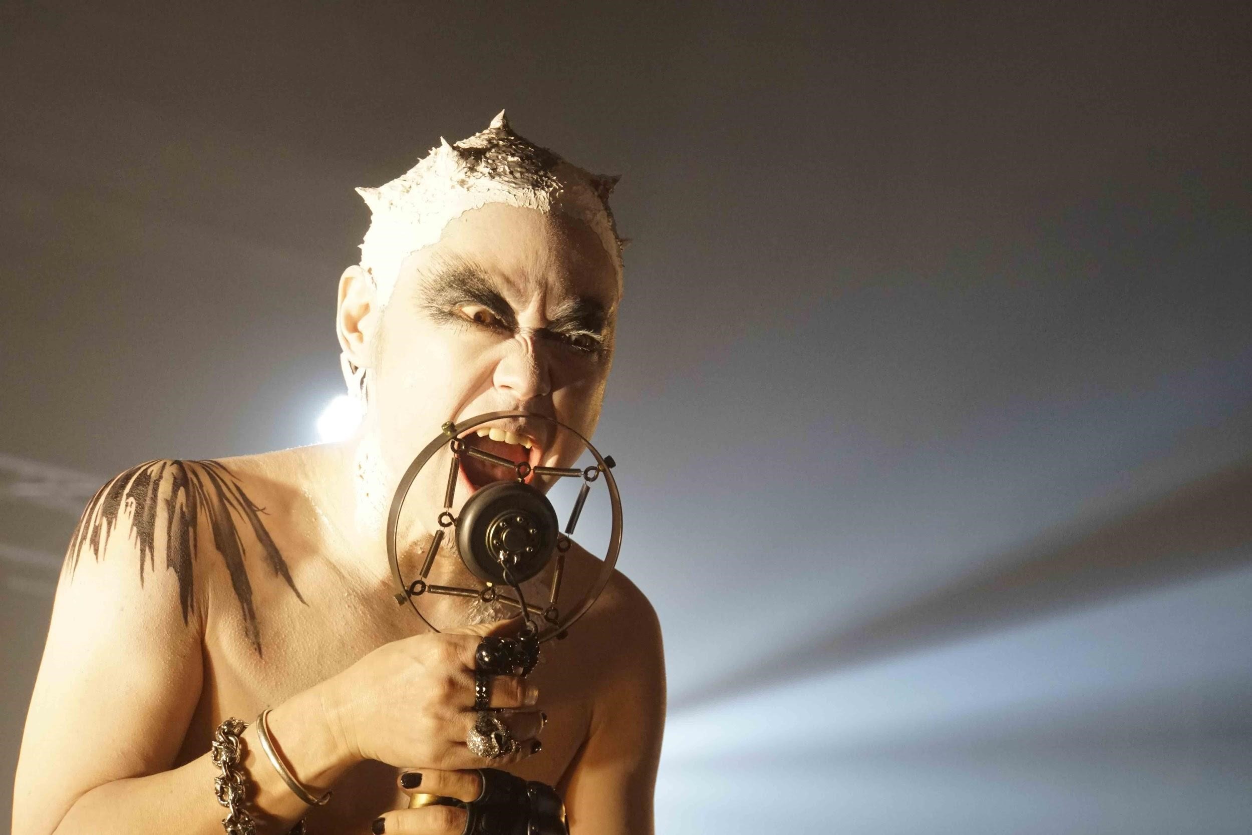 實力派演員阿部貞夫橫跨劇場和電影圈，又身兼樂團主唱，是飾演搖滾巨星的不二人選。（天馬行空提供）