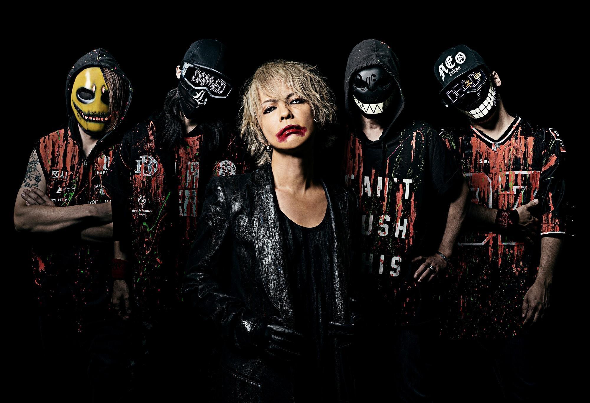 為了符合導演對《大》片男主角的形象要求，劇組邀請彩虹樂團主唱HYDE（中）創作片頭曲。（環球唱片提供）