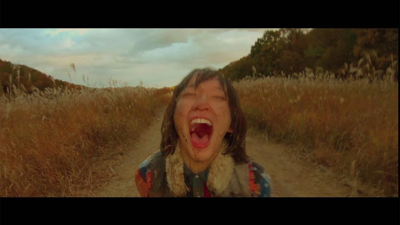 攝影師相馬大輔想要拍女主角的聲帶，於是便用一個微型攝影機，後面黏一根棒子，把它捅到飾演風花的吉岡里帆的嘴巴裡。（翻攝自youtube/maidigitv）