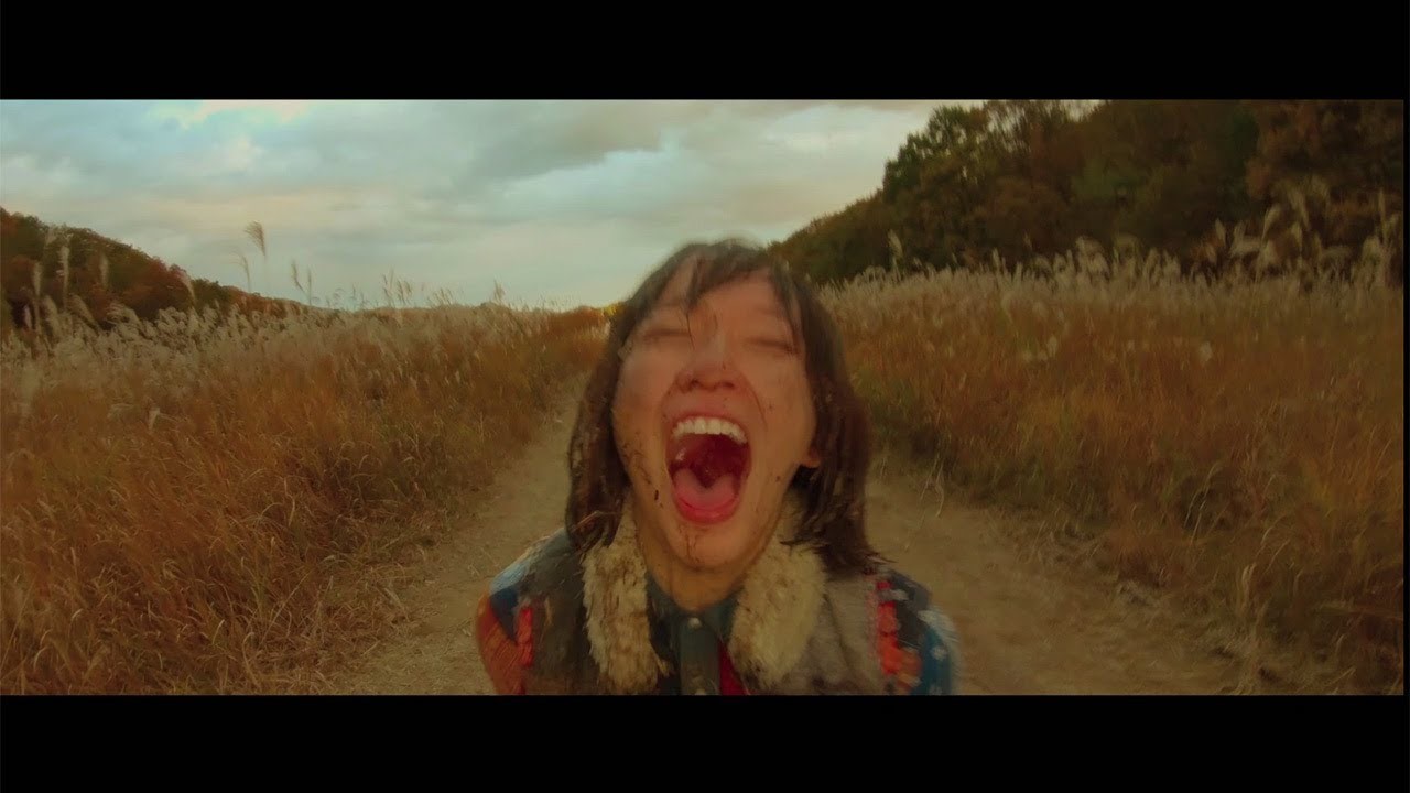 攝影師相馬大輔想要拍女主角的聲帶，於是便用一個微型攝影機，後面黏一根棒子，把它捅到飾演風花的吉岡里帆的嘴巴裡。（翻攝自youtube/maidigitv）
