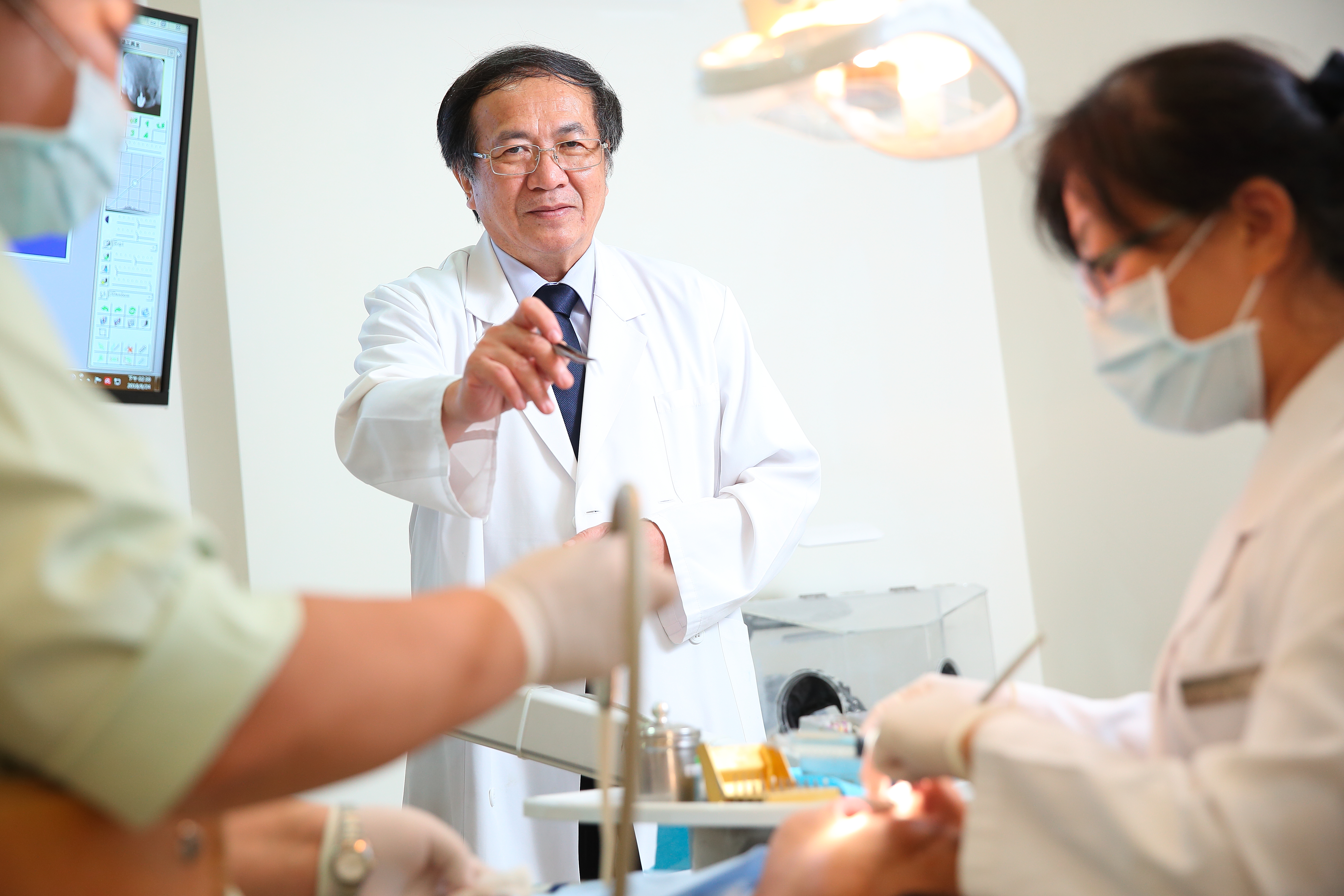 牙醫師陳義聰31年前從5張診療檯聯合診所起家，垂直整合齒模、牙材、醫療管理與教育中心，是國內最大私人牙醫集團。