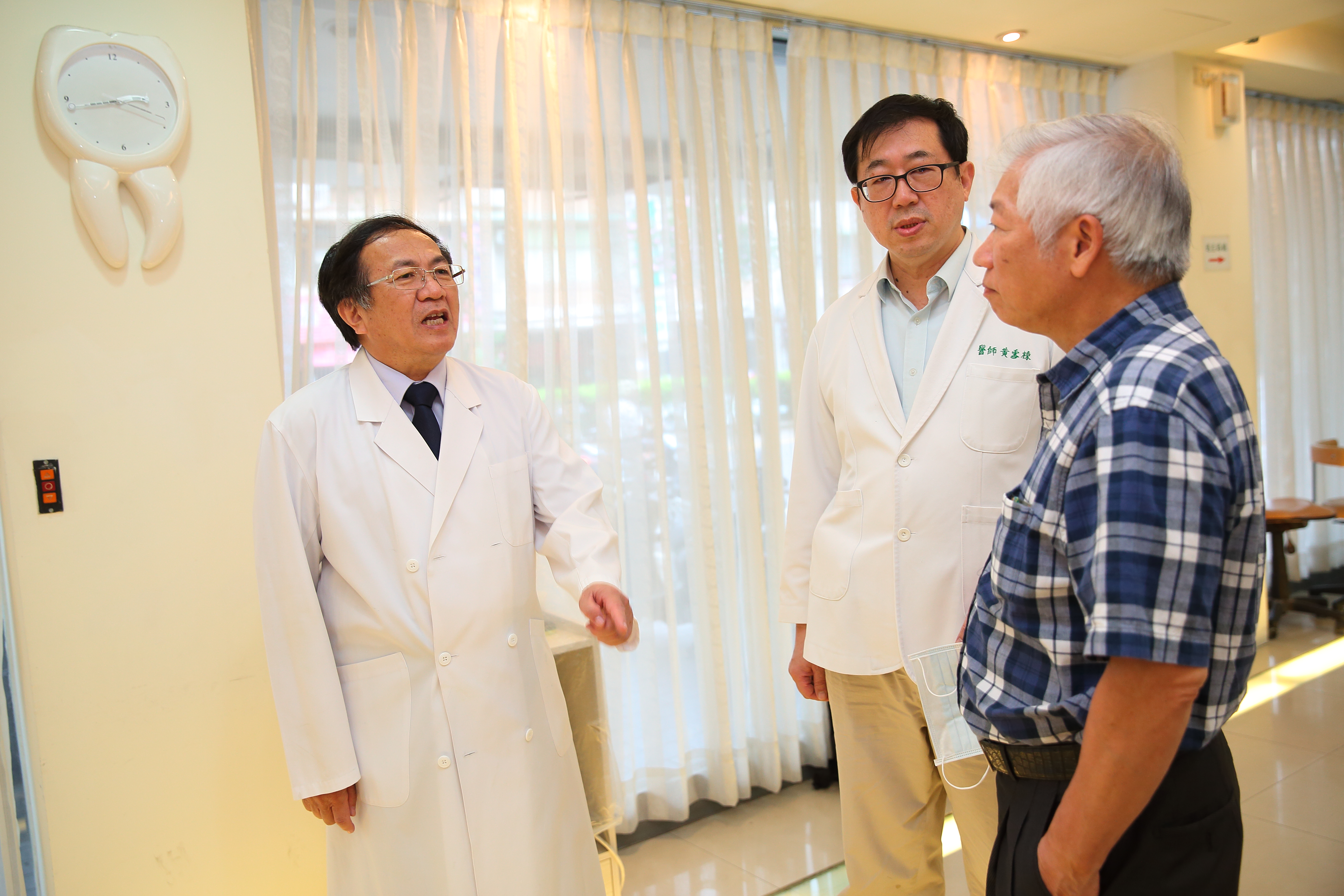 把醫療品質放第一，陳義聰（左）在巡視診所時，不時會和醫師討論交流病患狀況。