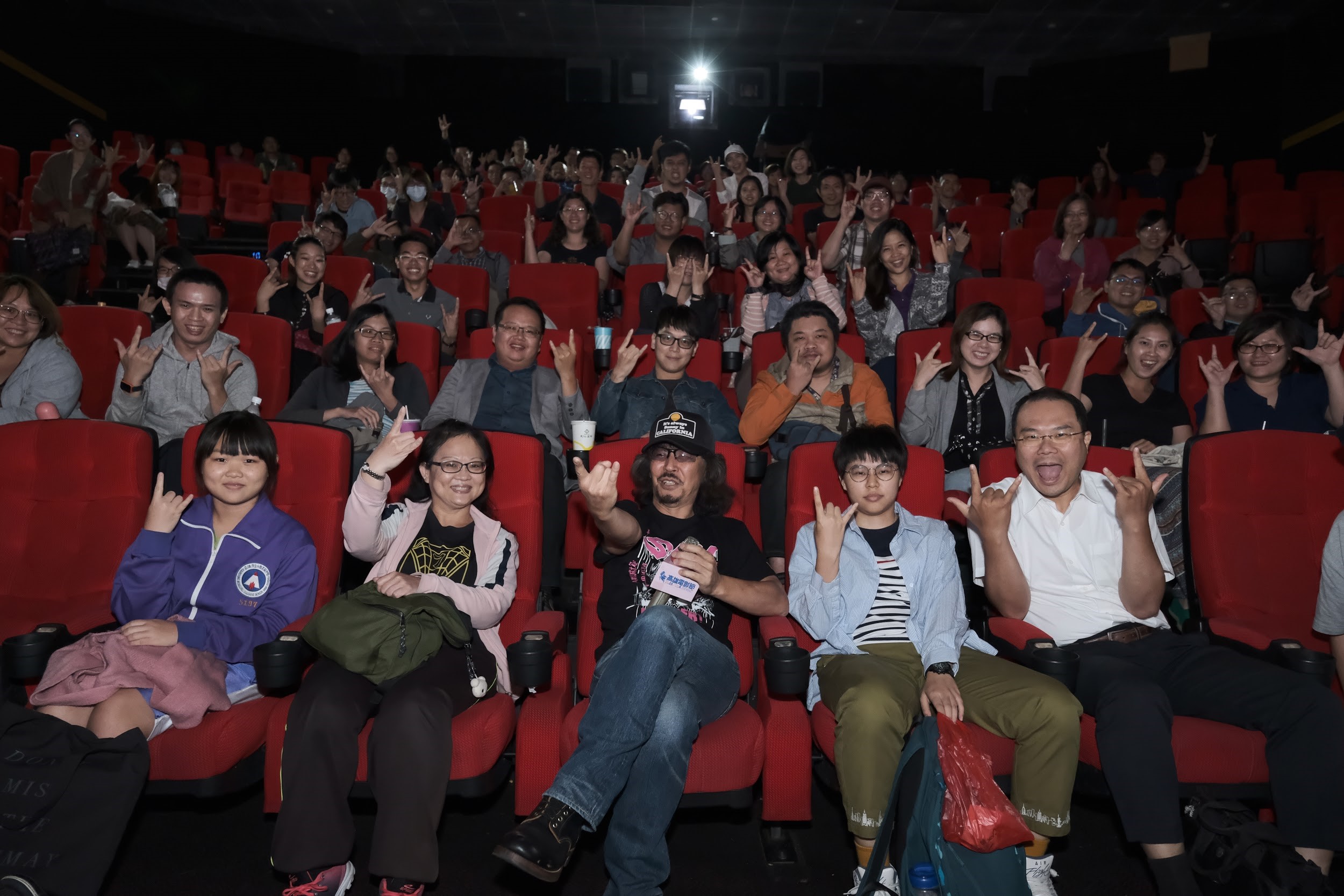 日本導演三木聰（前排中）日前出席高雄電影節活動，並出席映後座談與觀眾分享創作理念。（高雄電影節提供）