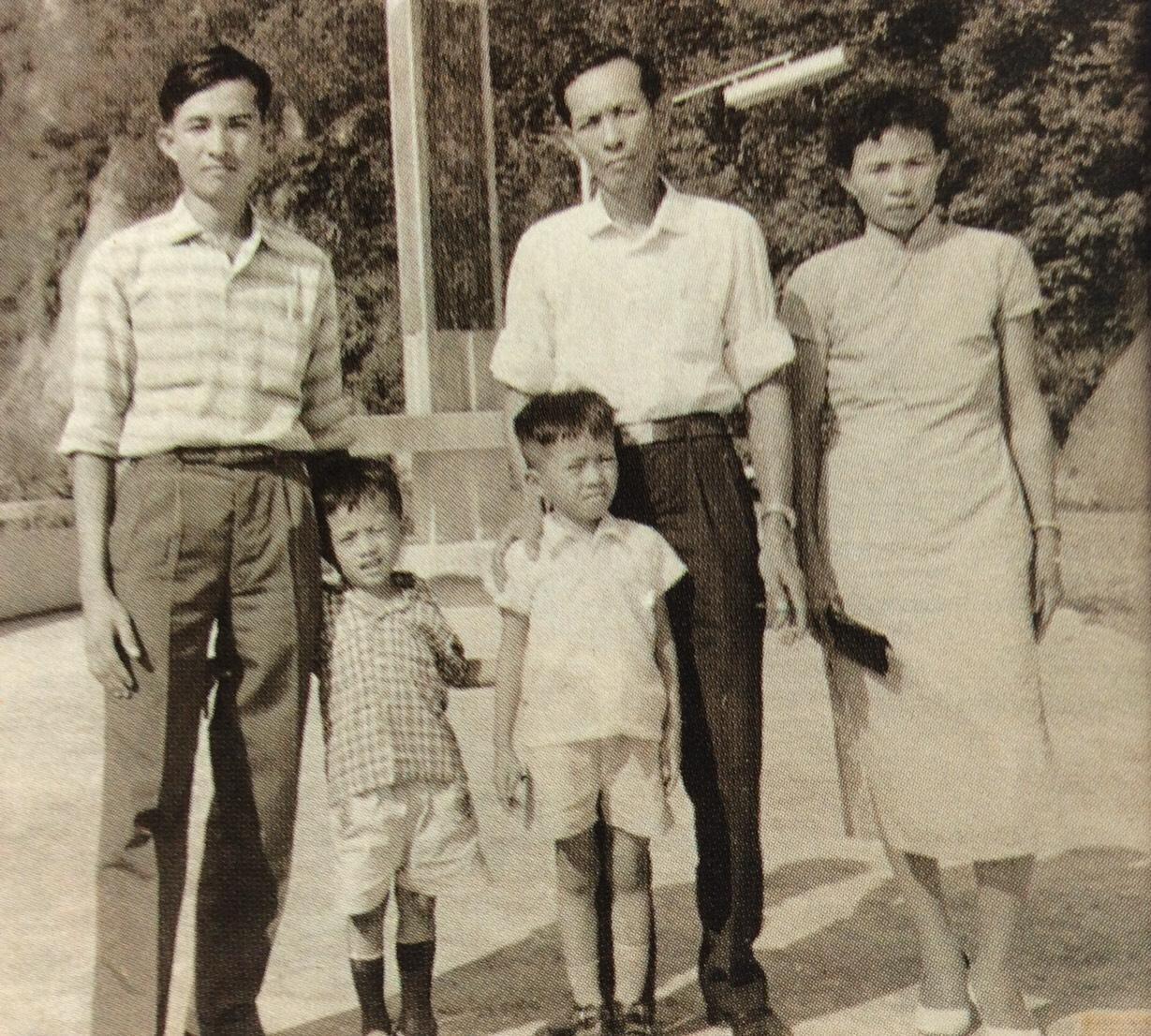 陳義聰(左3)是家中最會念書的孩子,父親(右2)一心期盼他能當醫師,光宗耀祖。(德威集團提供)