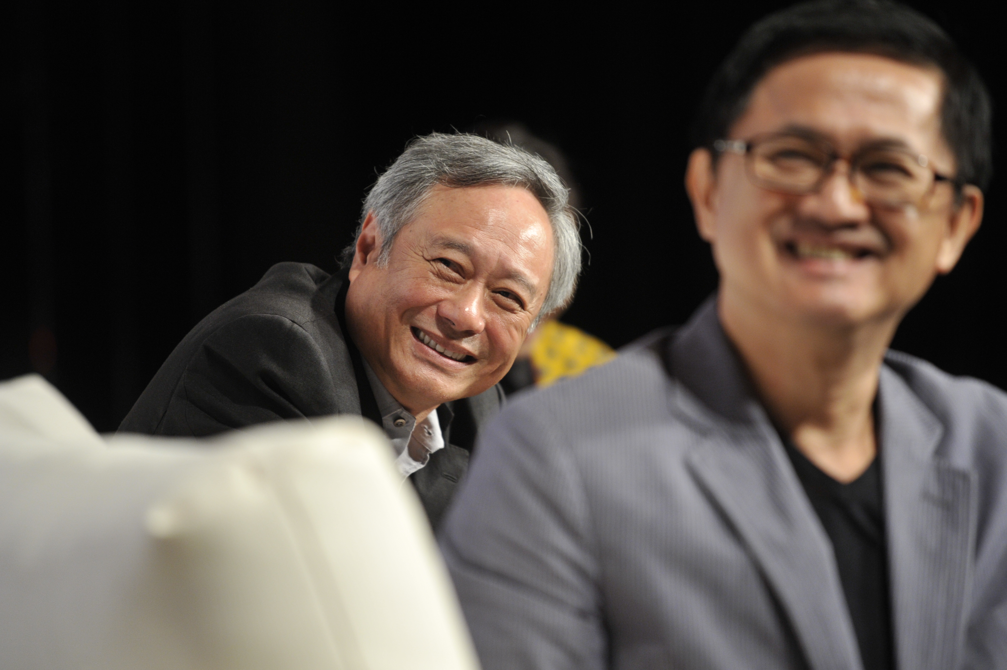 李安（左）親筆寫下「愛最大」，力挺婚姻平權。（東方IC）