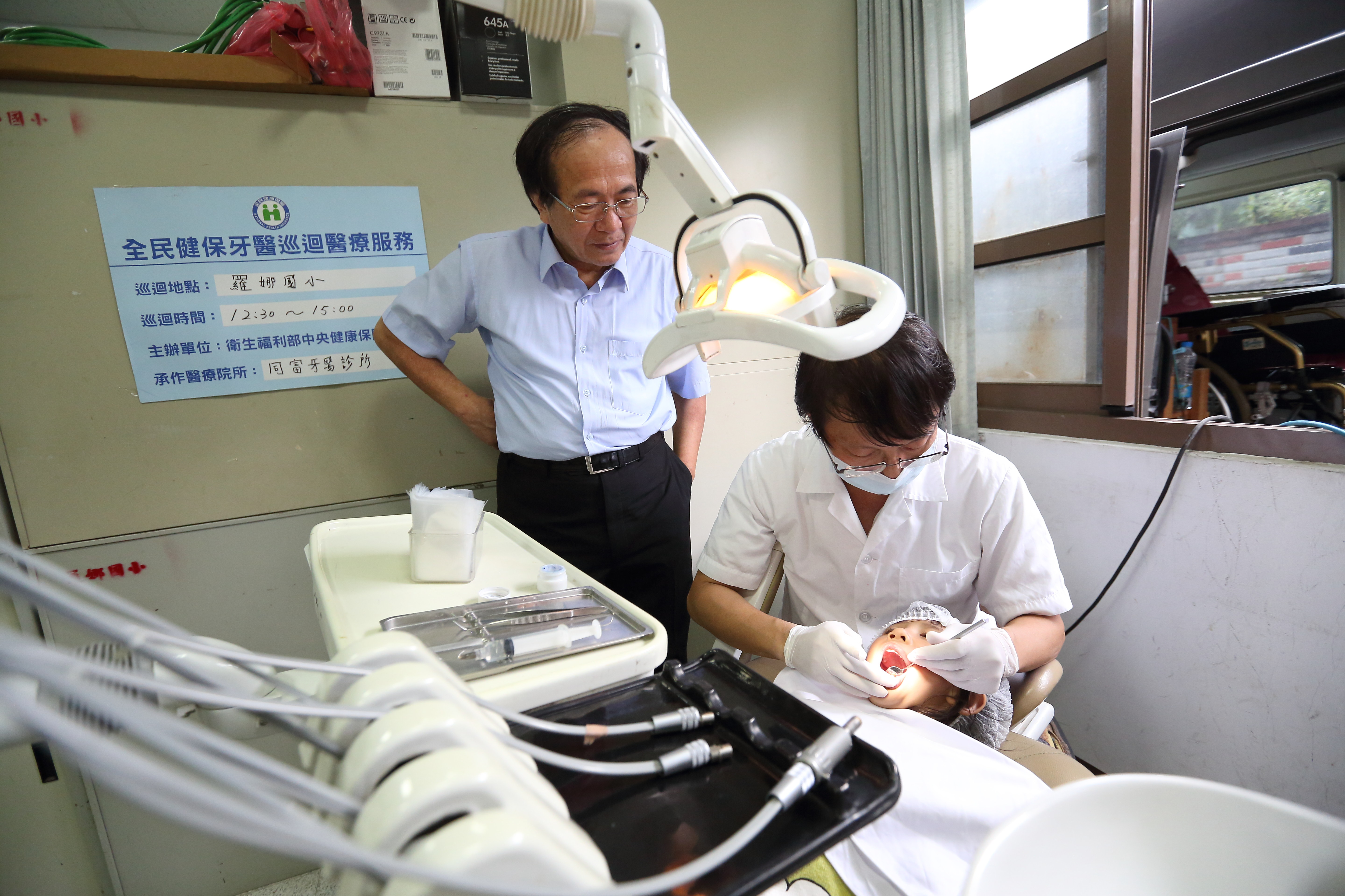 不只要在大都市賺錢，陳義聰（左）也邀請昔日同窗、南投縣同富牙醫王佑崑（右）加入德威，共享集團資源。