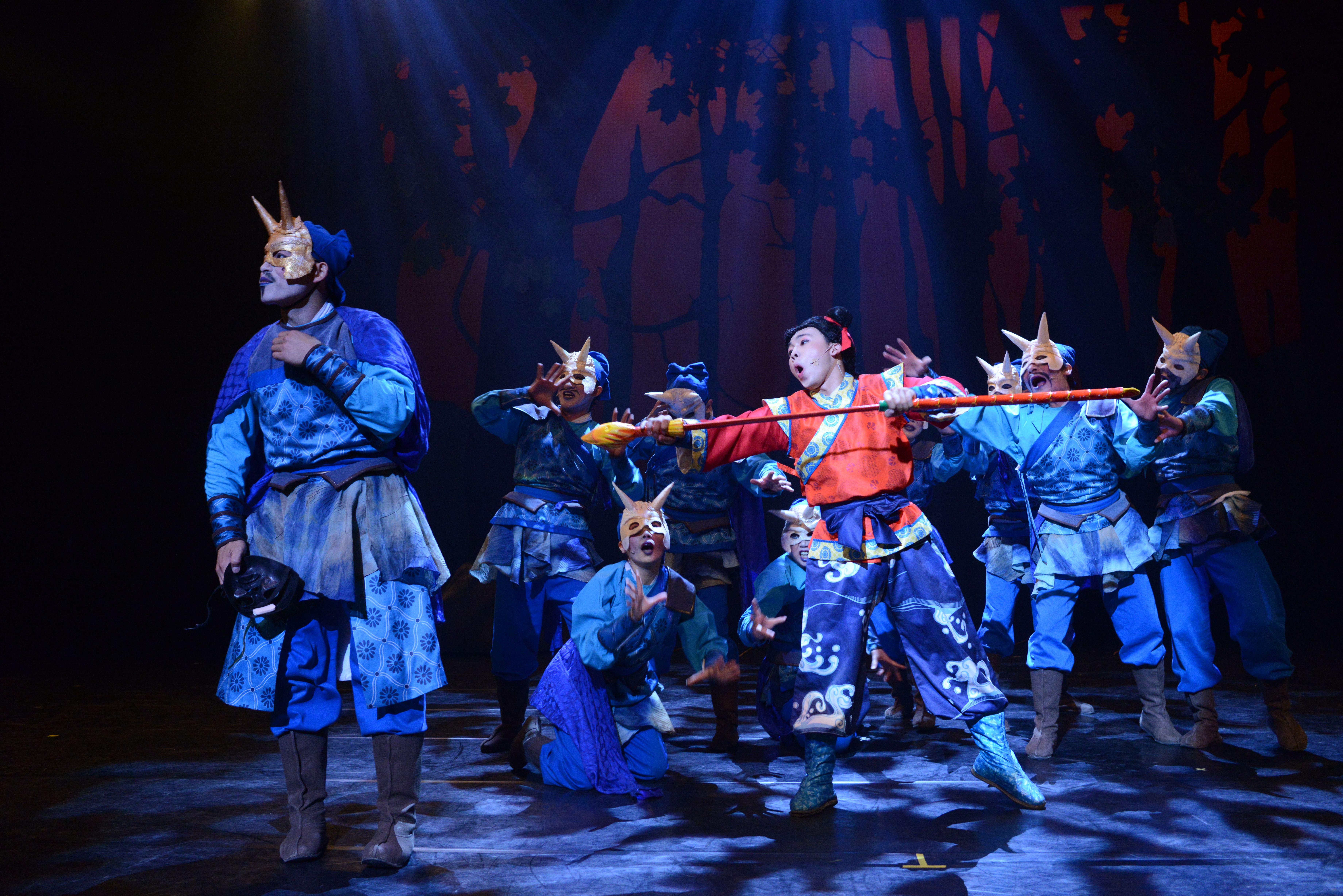 《諸葛四郎－好客版》由紙風車劇團和客委會合作，將漫畫英雄結合客語文化，搬上舞台讓大家欣賞。（紙風車劇團提供）