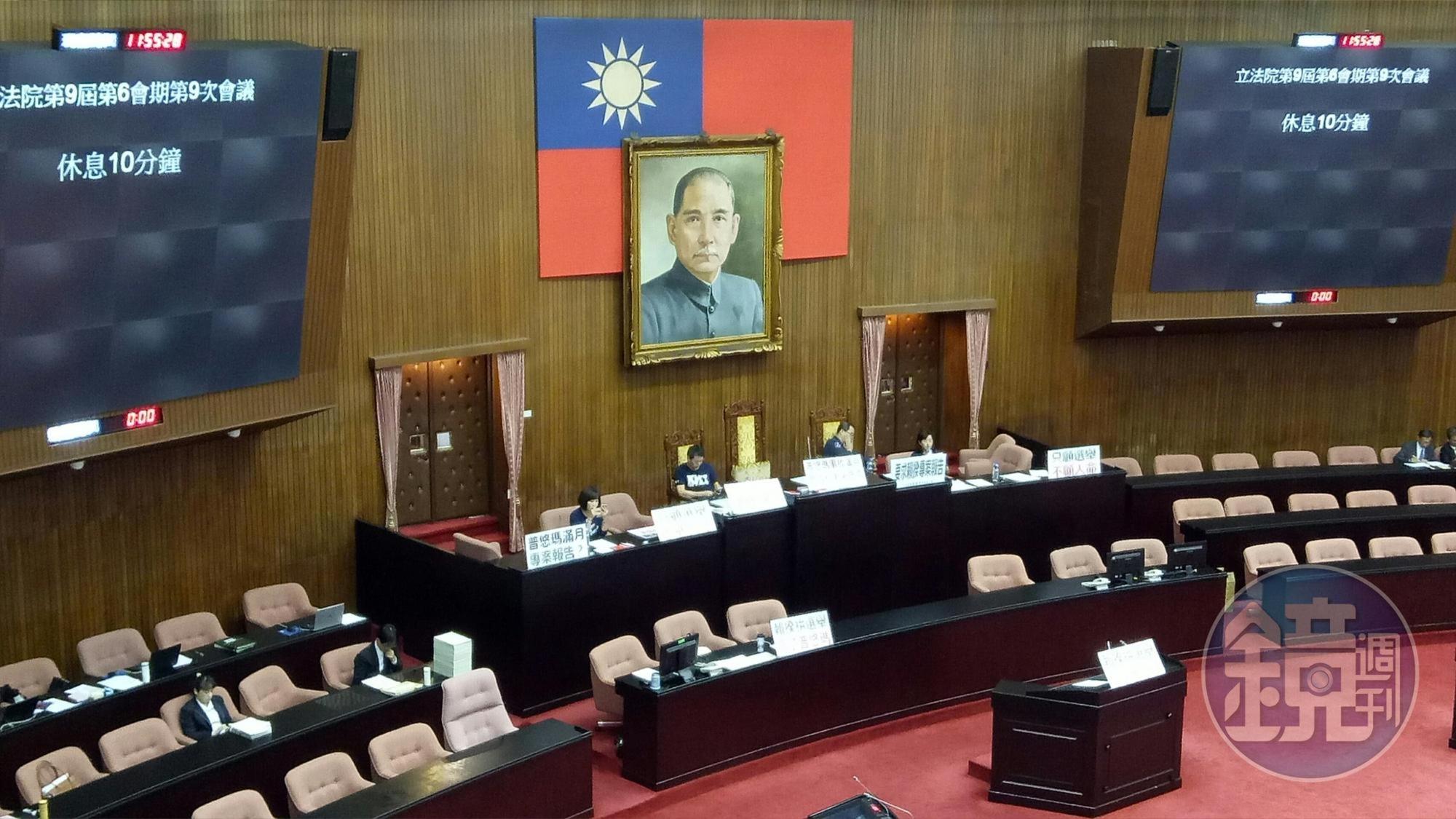 國民黨立委佔領立法院議場主席台，今天議事遭癱瘓。