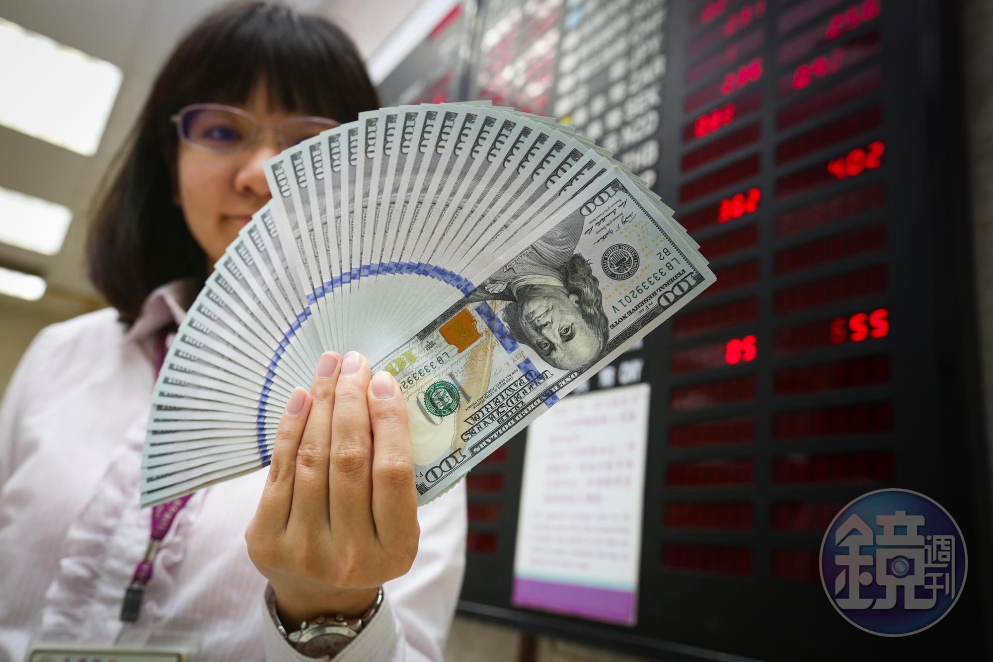 美元相對強勢，是債券基金計價貨幣首選，風險貨幣如南非幣的資金配置不宜超過10%。（資料照片）