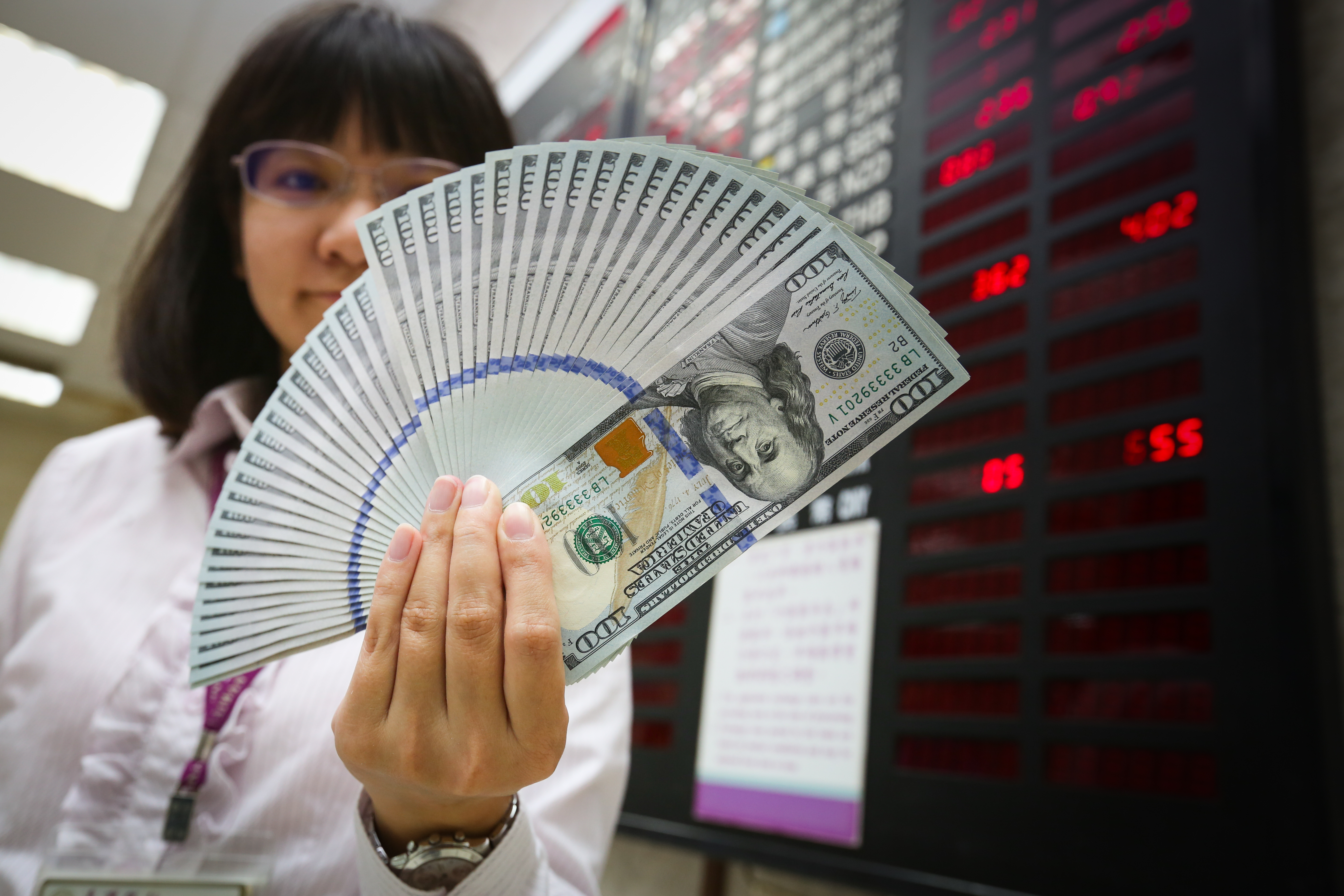 美元相對強勢，是債券基金計價貨幣首選，風險貨幣如南非幣的資金配置不宜超過10%。（資料照片）