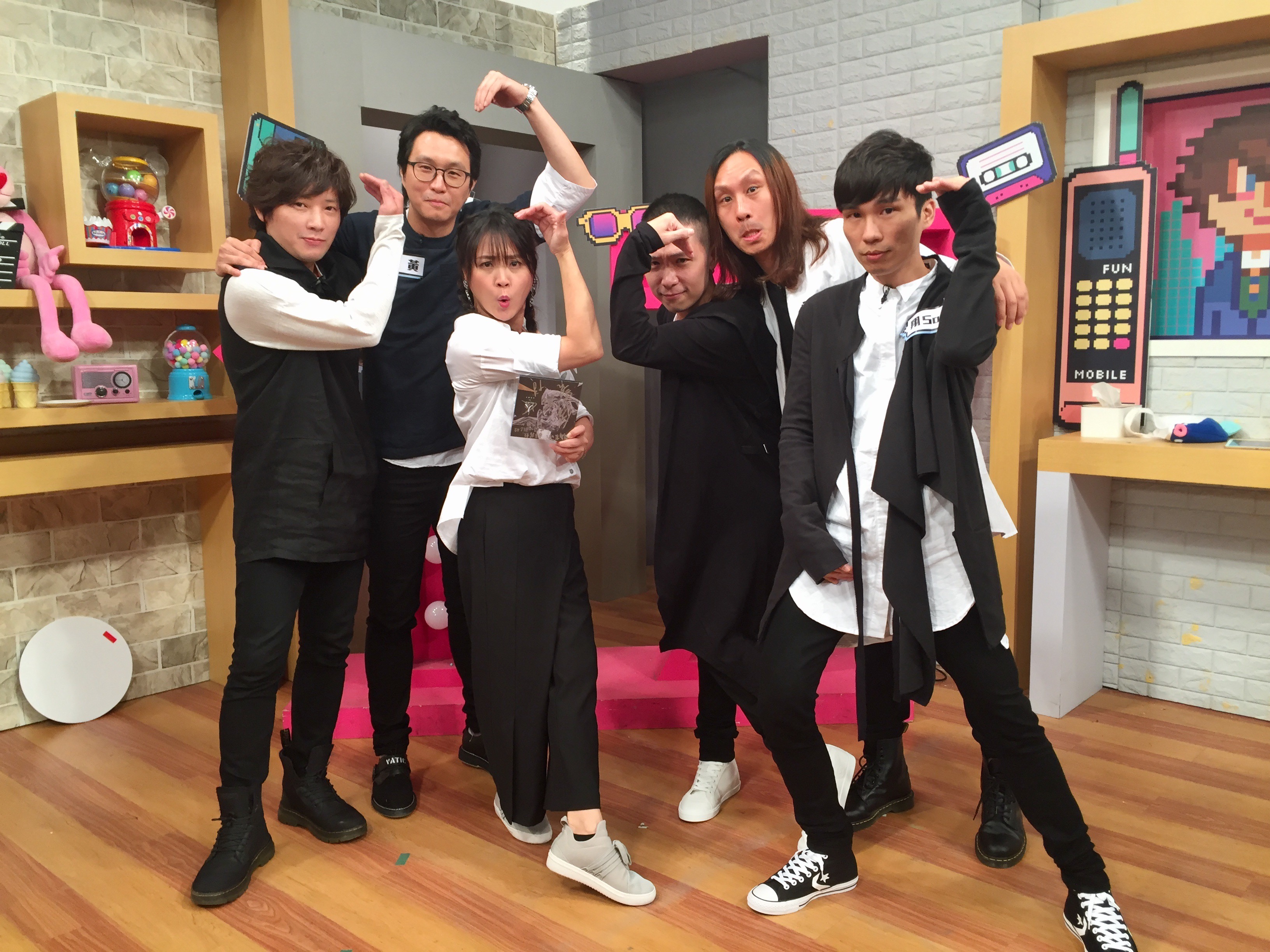 節目主持人海芬（左三）與化學猴子團員一起學猴樣。