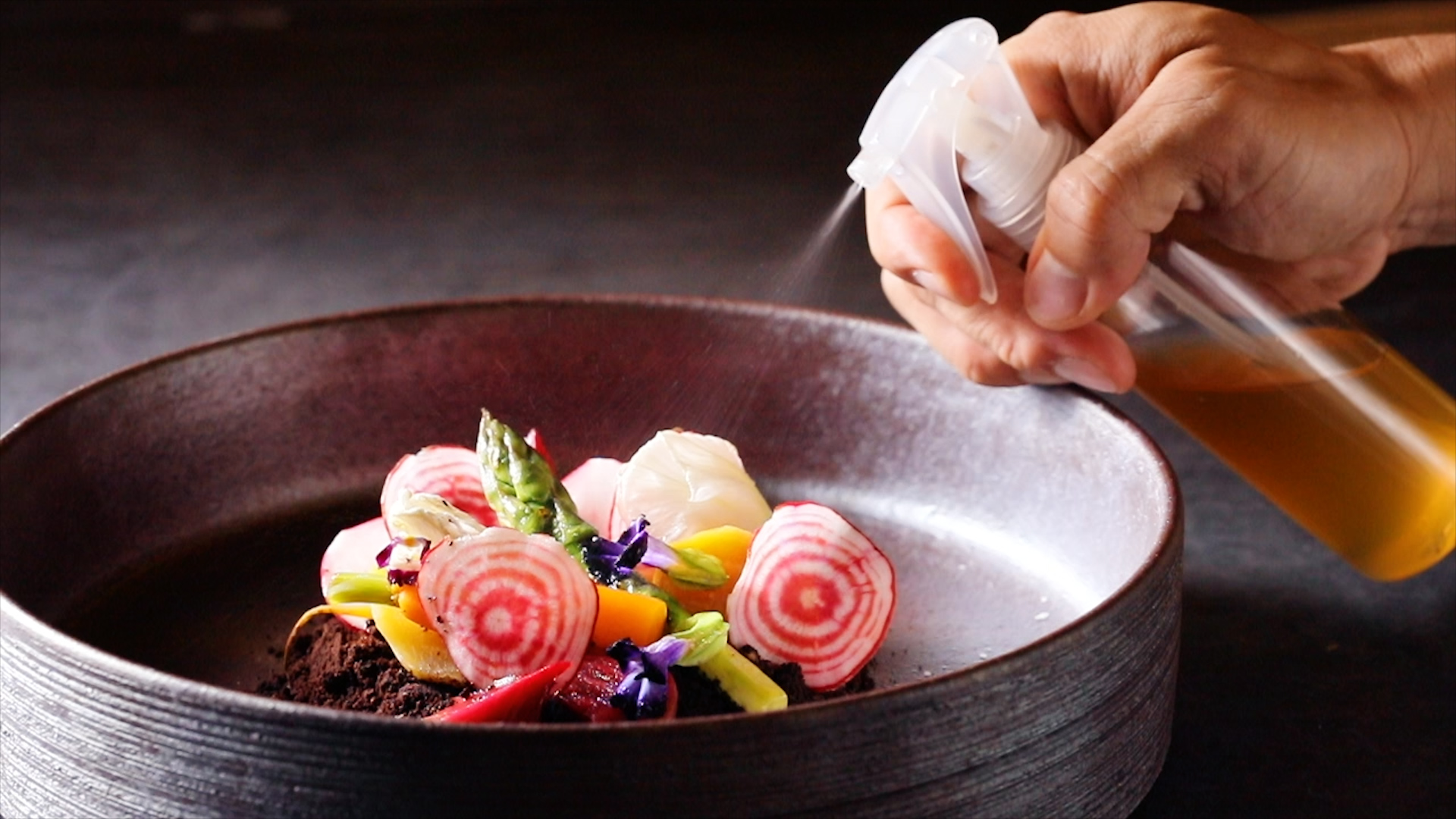 噴灑上蜂蜜威士忌的根莖類沙拉，搭配堅果香非常順口。