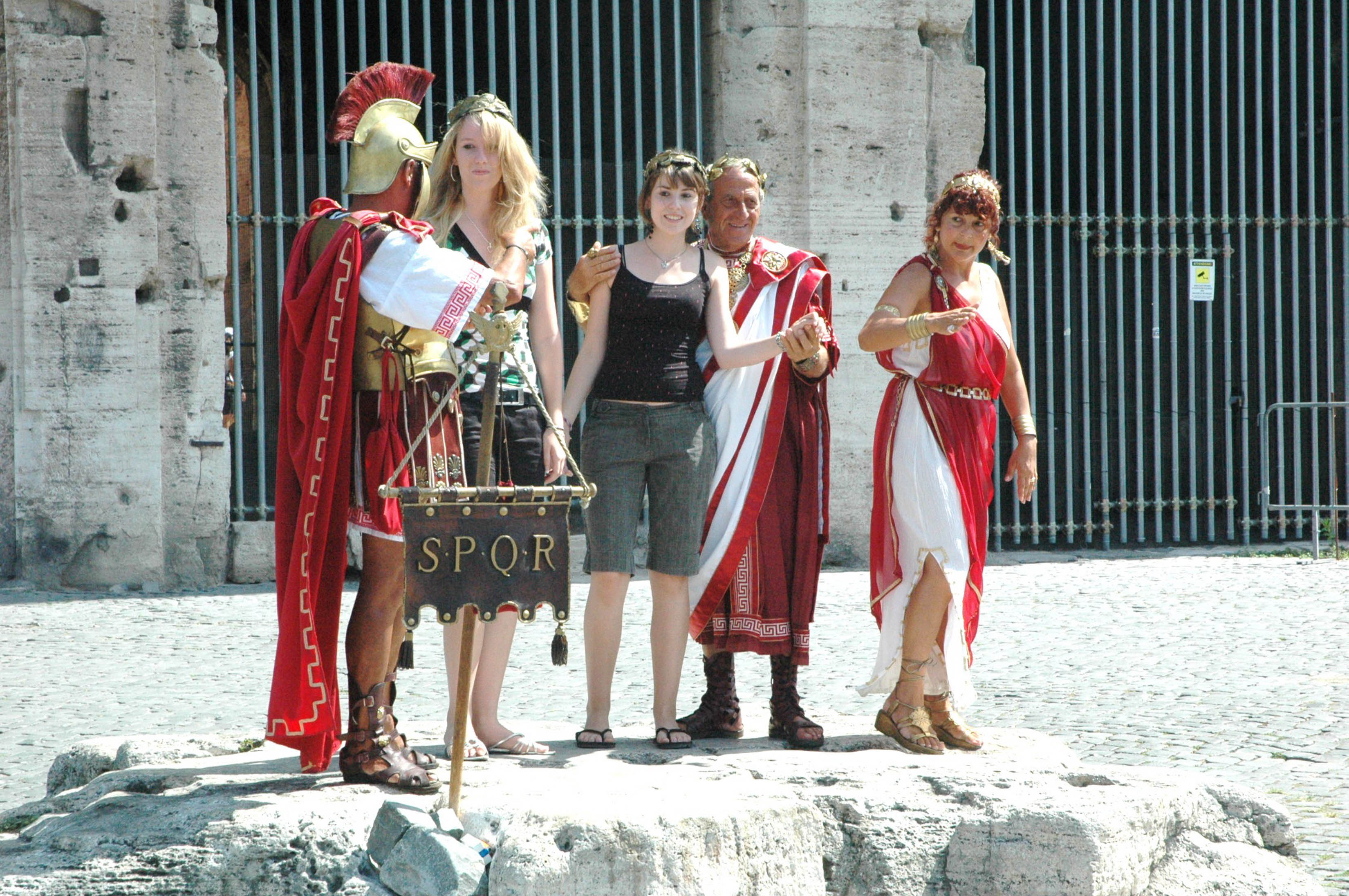 羅馬市議會通過新規定，裝扮成羅馬戰士者不能向遊客收取費用，未來街頭常可見的羅馬戰士一景將可能成為過去。（東方IC）