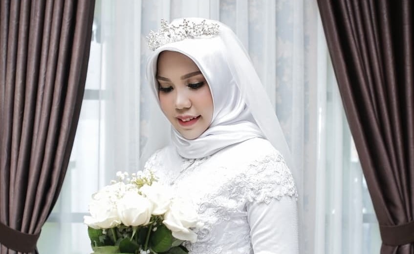 印尼女孩瑛坦為了完成未婚夫遺願，獨拍婚紗照完成兩人的誓言。（intansyariii IG）