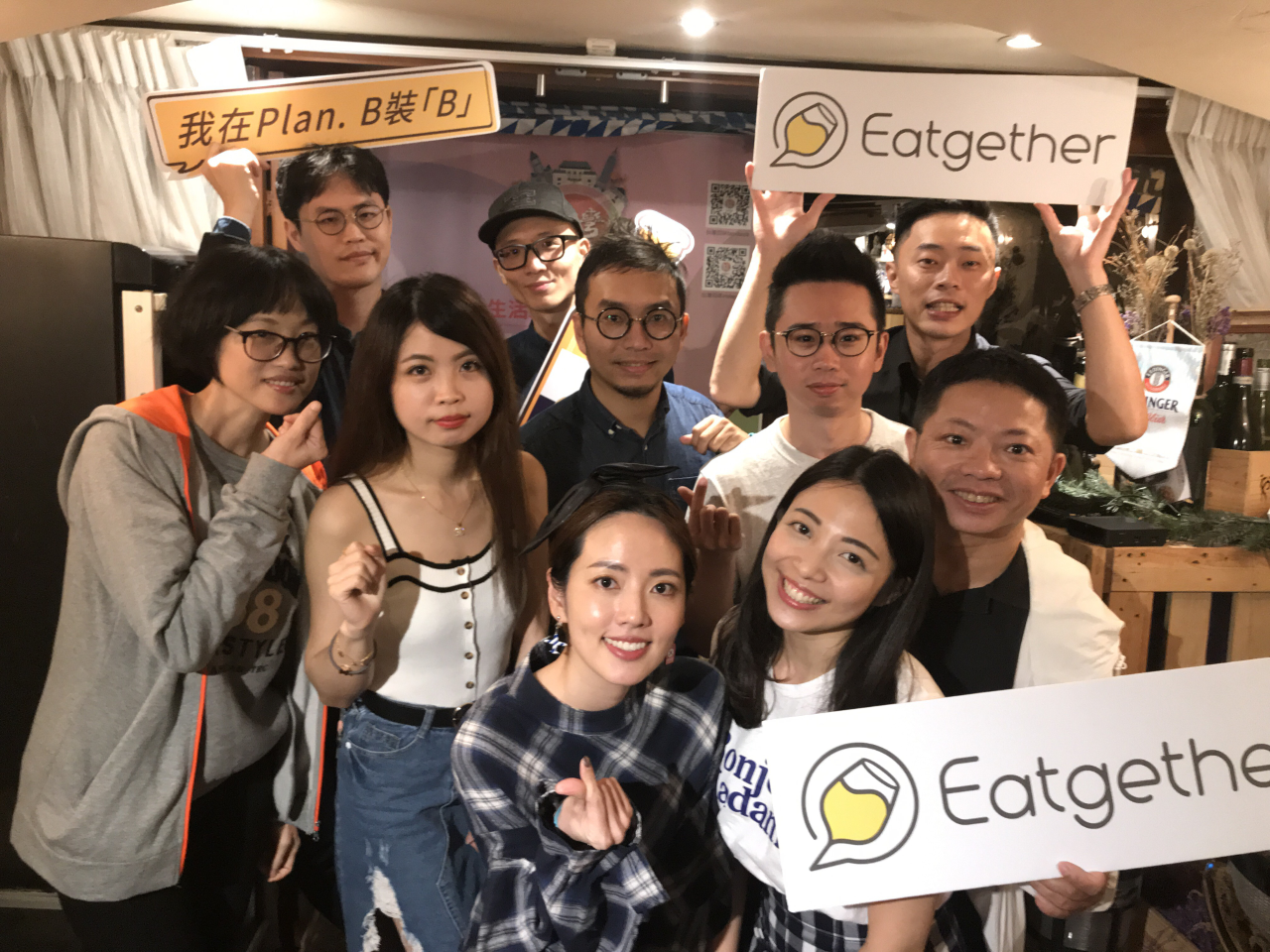 阿諾（前左）和雪寶（前右）當起月老，幫單身男女進行聯誼活動。（艾迪昇提供）