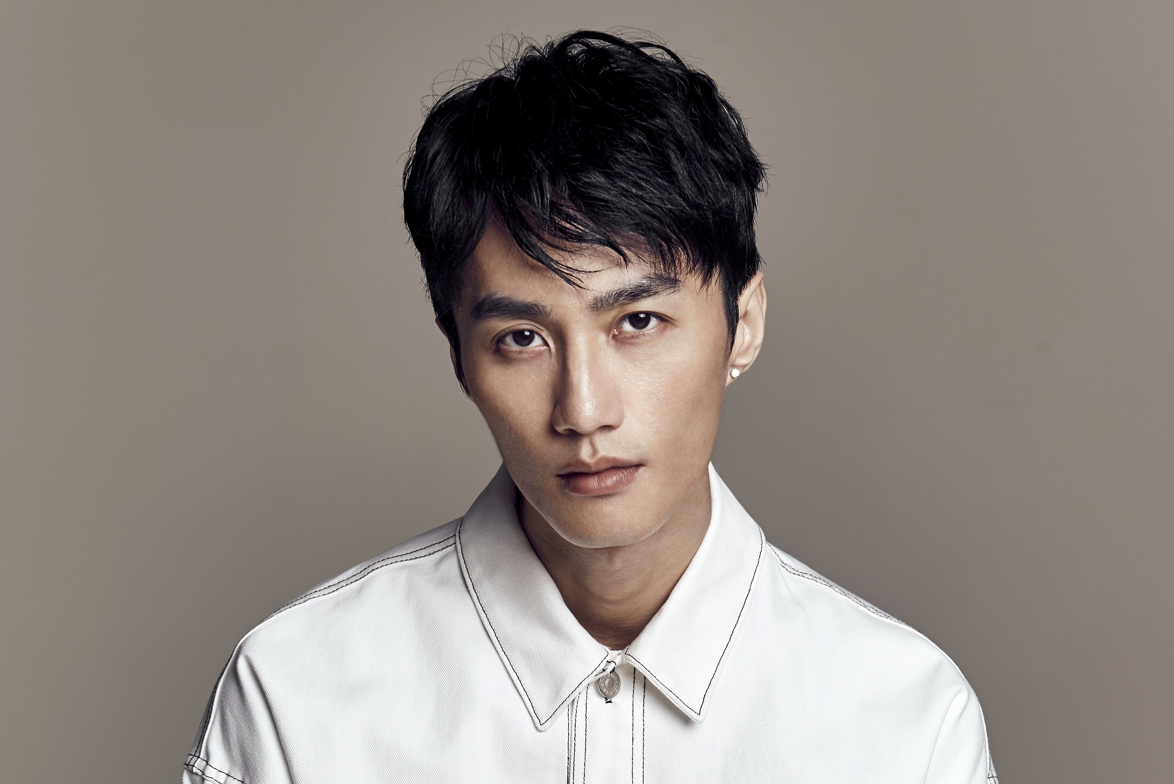 李英宏17日將憑著為電影《誰先愛上他的》創作的主題曲〈峇里島〉踏上金馬紅毯。（顏社提供）