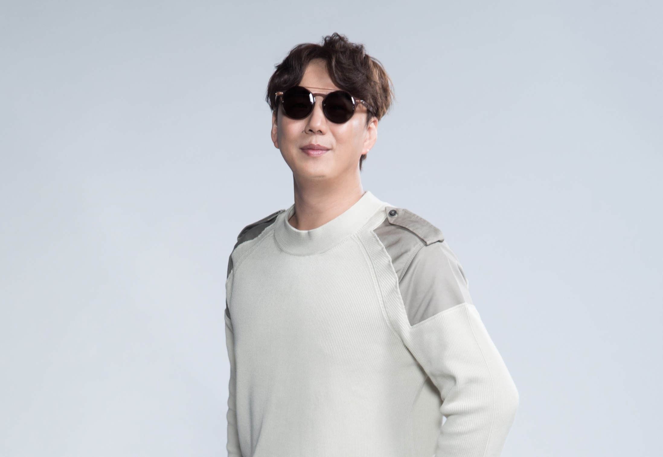 蕭煌奇進棚拍攝視覺照，當天卻閃到腰苦不堪言。（環球提供）