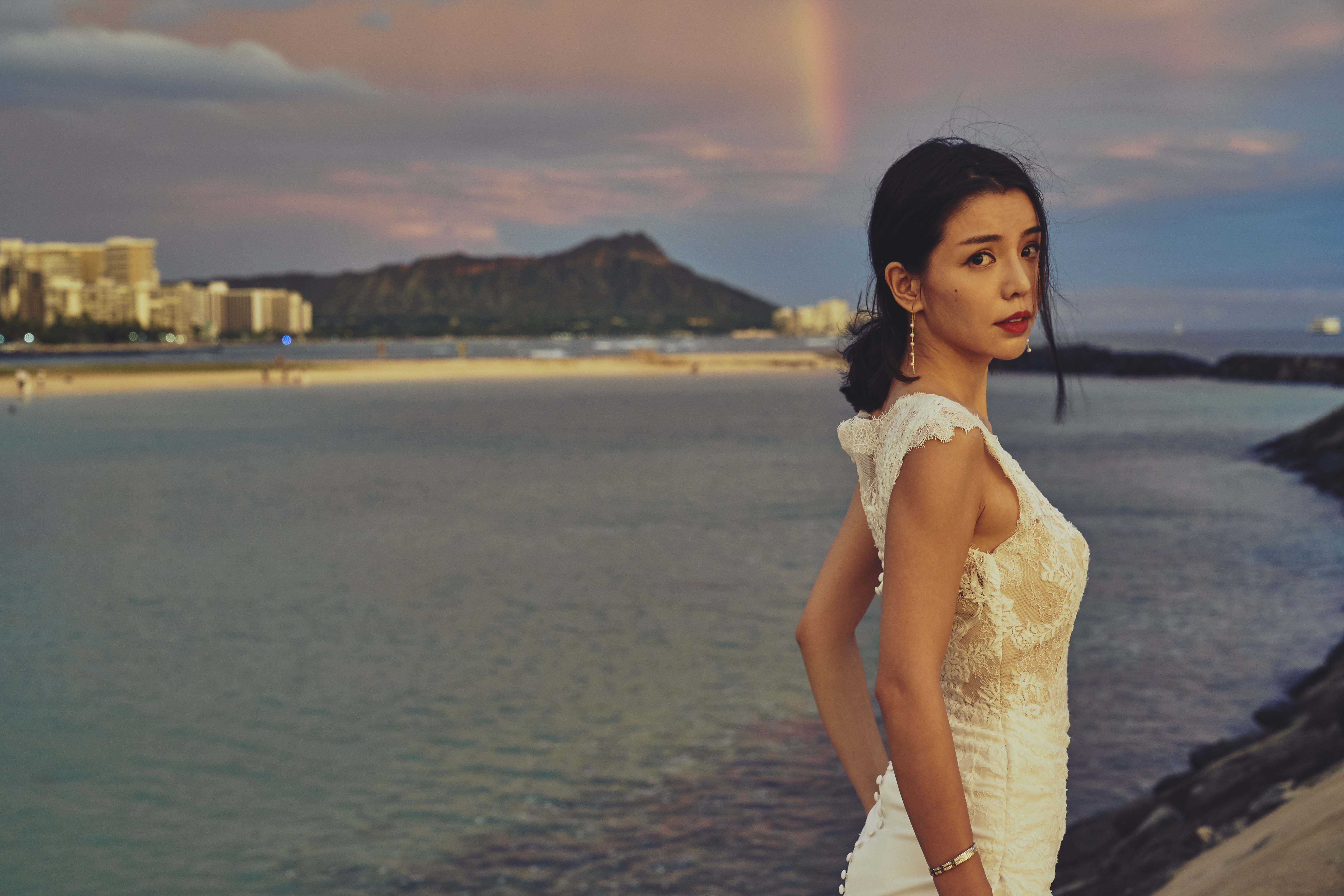 來到氣氛輕鬆的夏威夷拍攝封面，李毓芬披上精品婚禮服務平台Club Max頂級婚紗，散發著動人魅力。（「潮旅Ciao」雜誌）