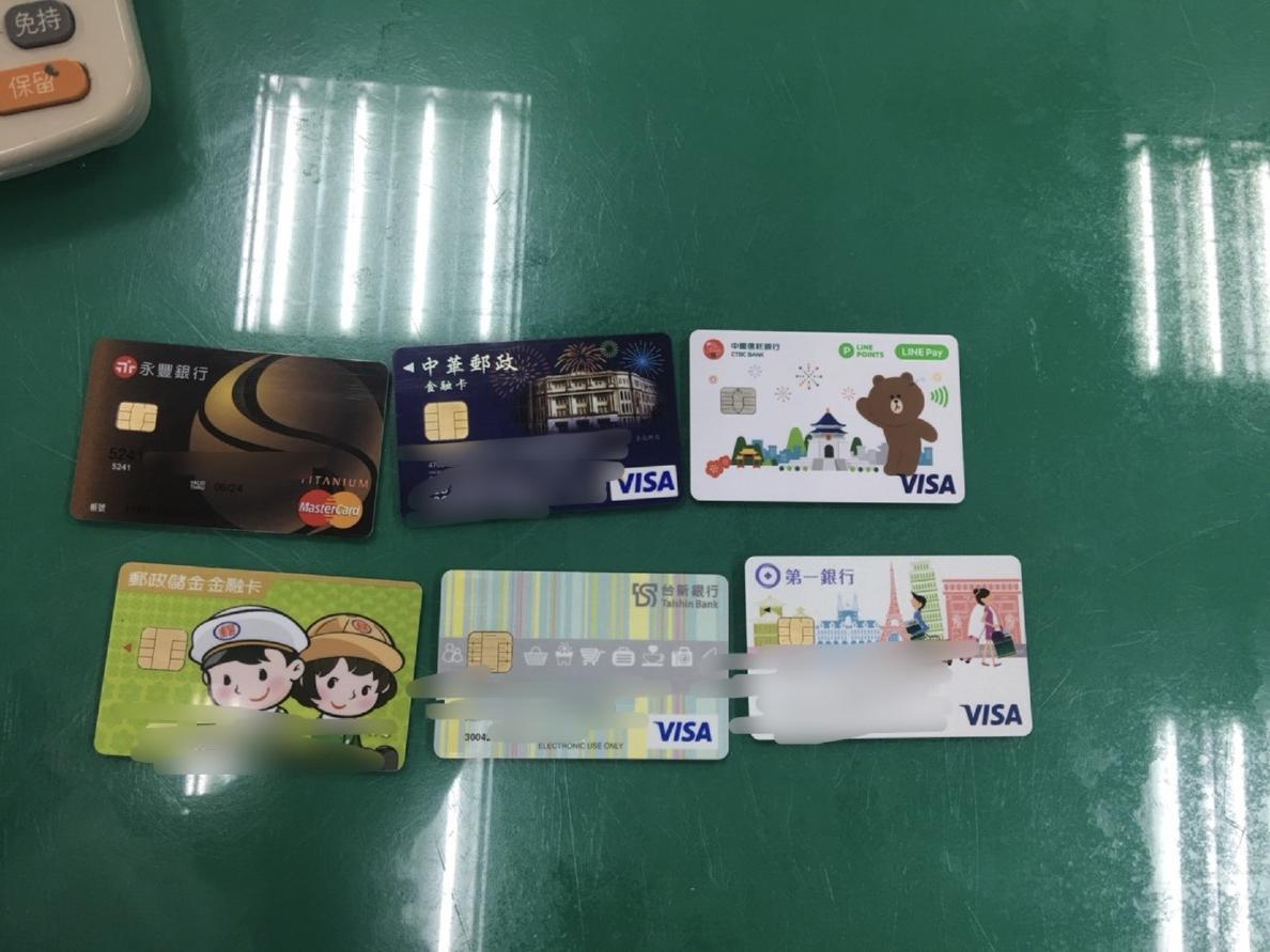 嫌犯身上多張金融卡。（翻攝畫面）
