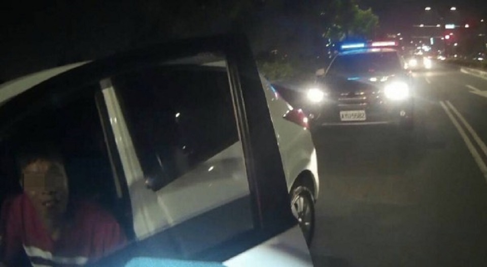 警方攔查堵在路口、綠燈不走的陳男自小客車。(警方提供)