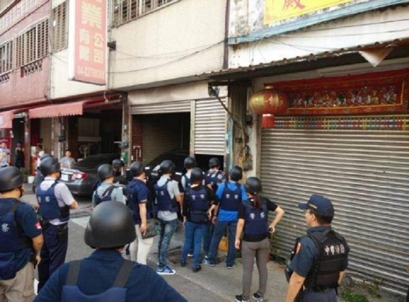 警方荷槍實彈逮捕亂開槍的吳男。（警方提供）