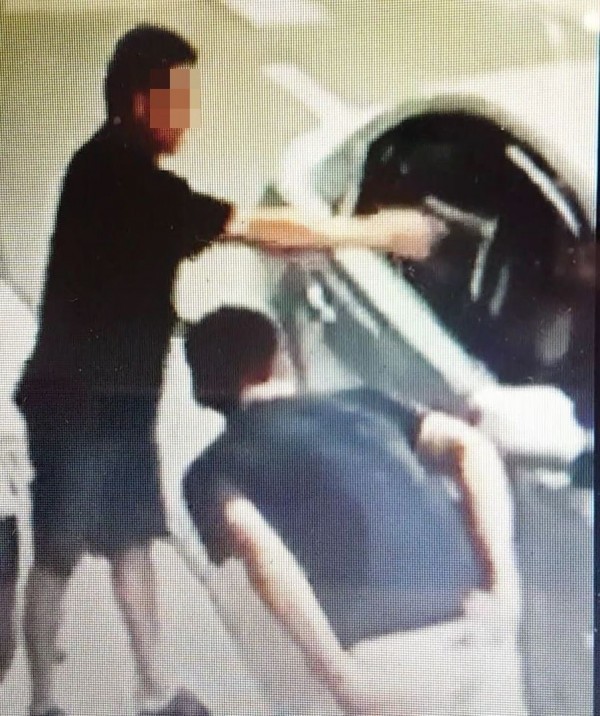 警方荷槍實彈逮捕亂開槍的吳男。（警方提供）