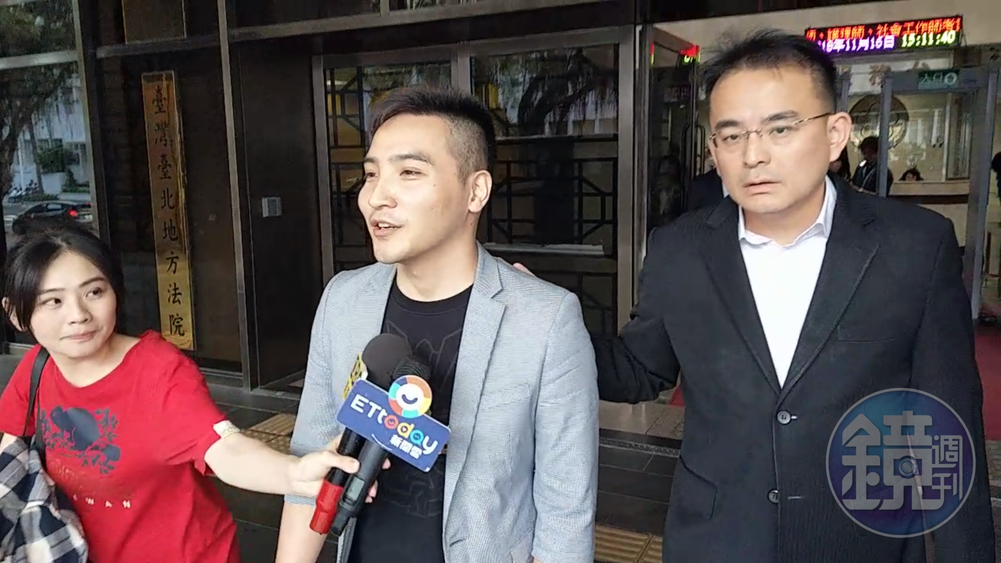 谷阿莫(中)錄製「X分鐘看完一部電影」系列遭起訴,出庭強調是合理使用。
