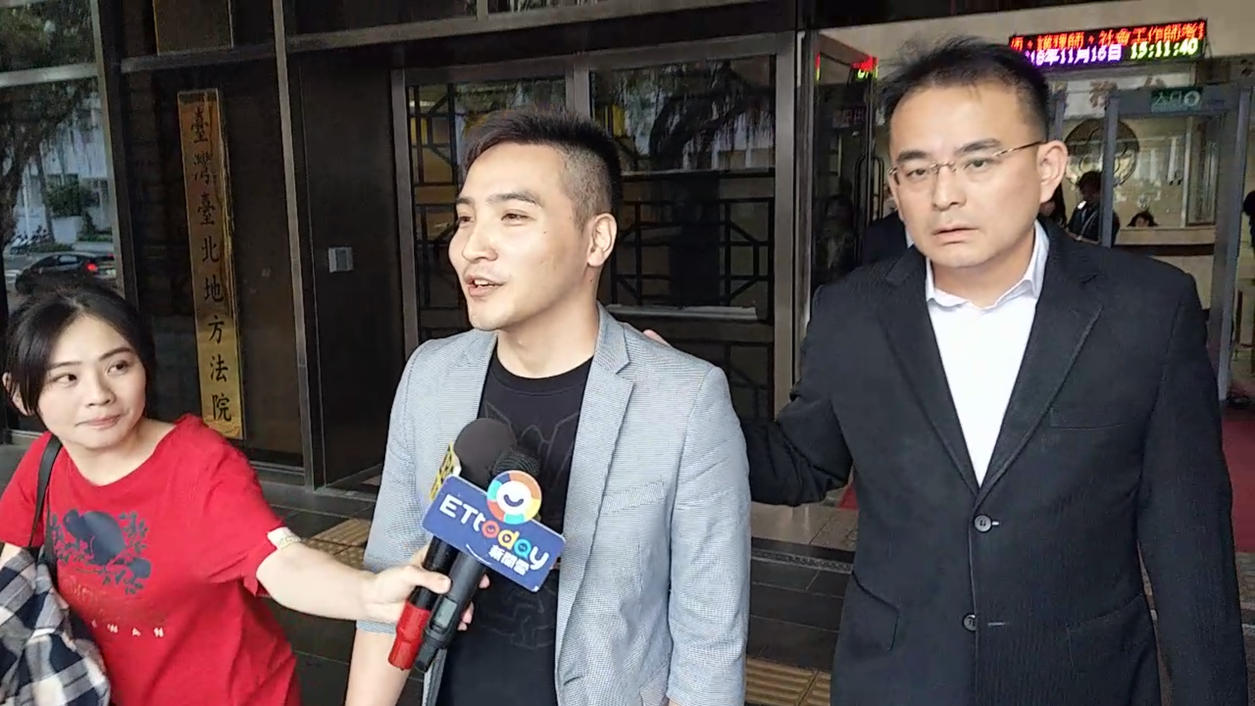 谷阿莫（中）錄製「X分鐘看完一部電影」系列遭起訴，出庭強調是合理使用。