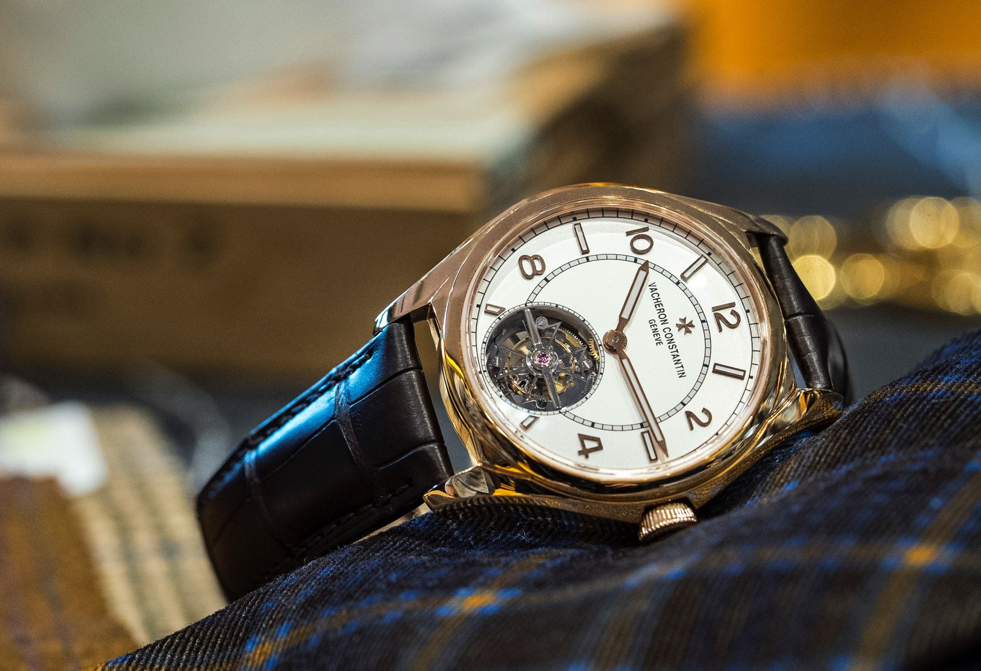 這是江詩丹頓Fifty-Six系列首款搭載複雜功能的作品。其自動上鏈超薄陀飛輪機芯，厚度不到6mm，更特別是採用「邊緣擺陀」結構來為機芯上鏈，除了擁有自動上鏈的便利，也不會影響陀飛輪的透空旋轉的美感，更可以完整呈現錶背機芯的雕琢之美。錶款獲「日內瓦印記」認證，採用最頂級的工藝純手工打造。在價格上，這也是江詩丹頓最容易親近的陀飛輪錶款了。定價約NT$3,830,000