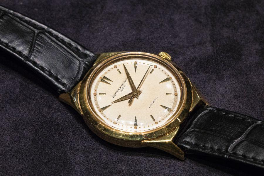 這就是FiftySix系列的設計原型，生產於1956年的編號6073古董腕錶，其錶耳造型為被切開的馬爾它十字，非常有品牌的特色。