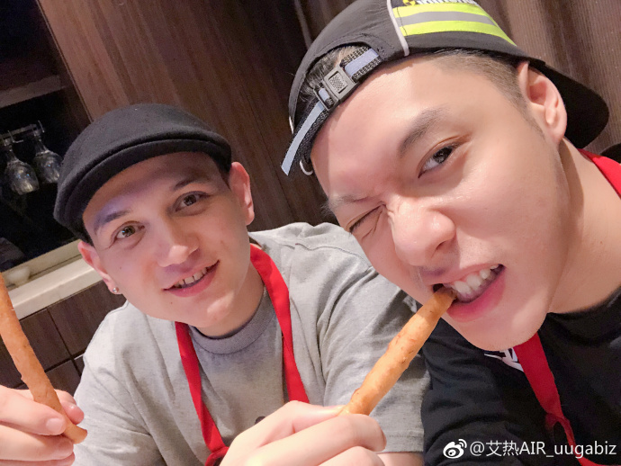 艾熱是陸綜《中國新說唱》年度冠軍,與同季的周湯豪建立不錯交情。(翻攝自艾熱微博)