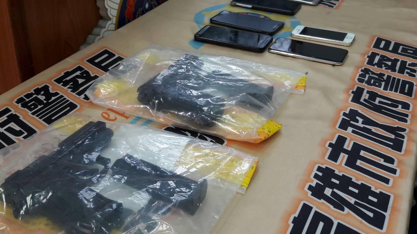 警方查獲多把槍枝，將集團成員依組織犯罪、恐嚇取財等送辦。（警方提供）