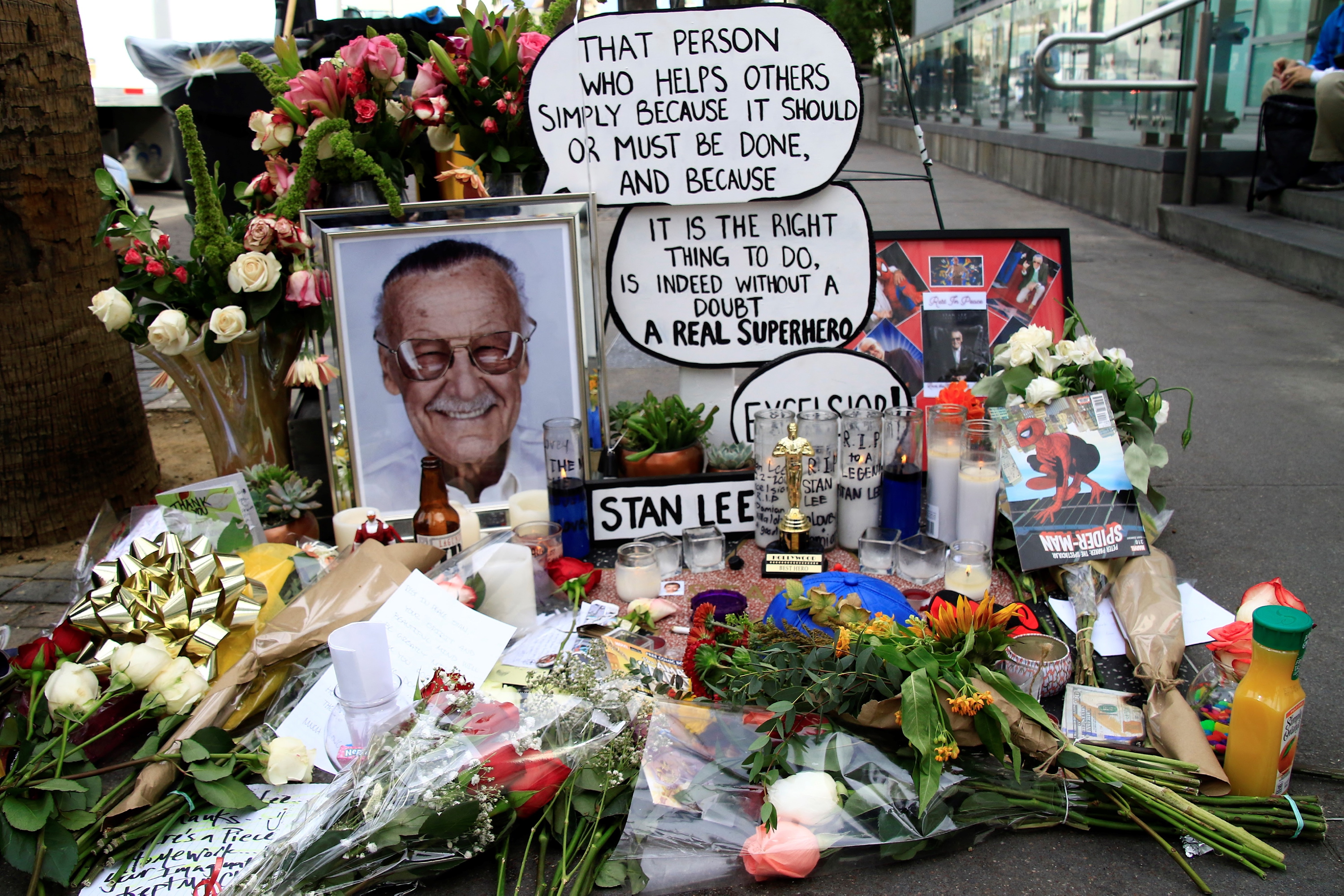 影迷在好萊塢星光大道上史丹李的星星位置留下鮮花卡片表達哀悼。(東方IC)