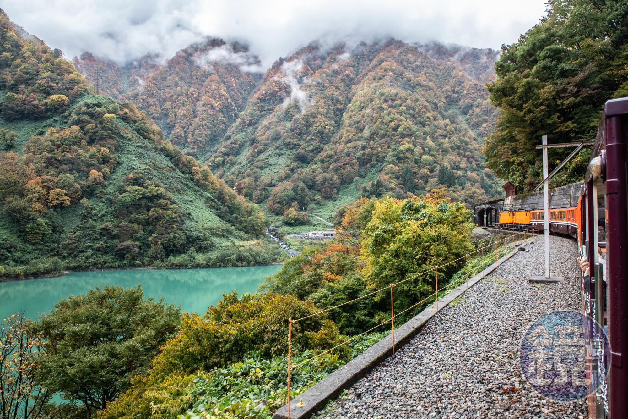 搭乘「黑部峽谷鐵道」小火車，最能感受峽谷內的山高水深。
