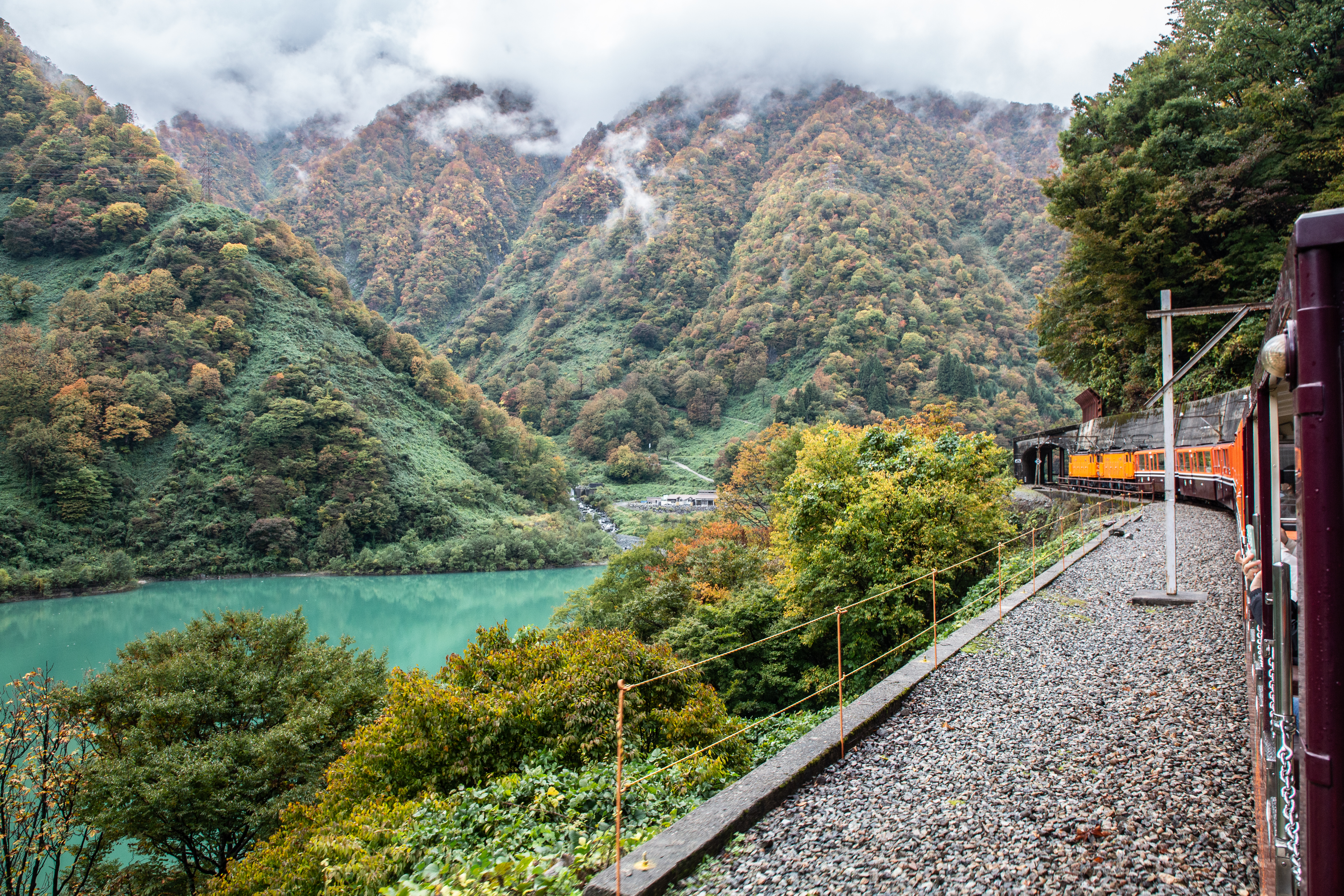 搭乘「黑部峽谷鐵道」小火車，最能感受峽谷內的山高水深。