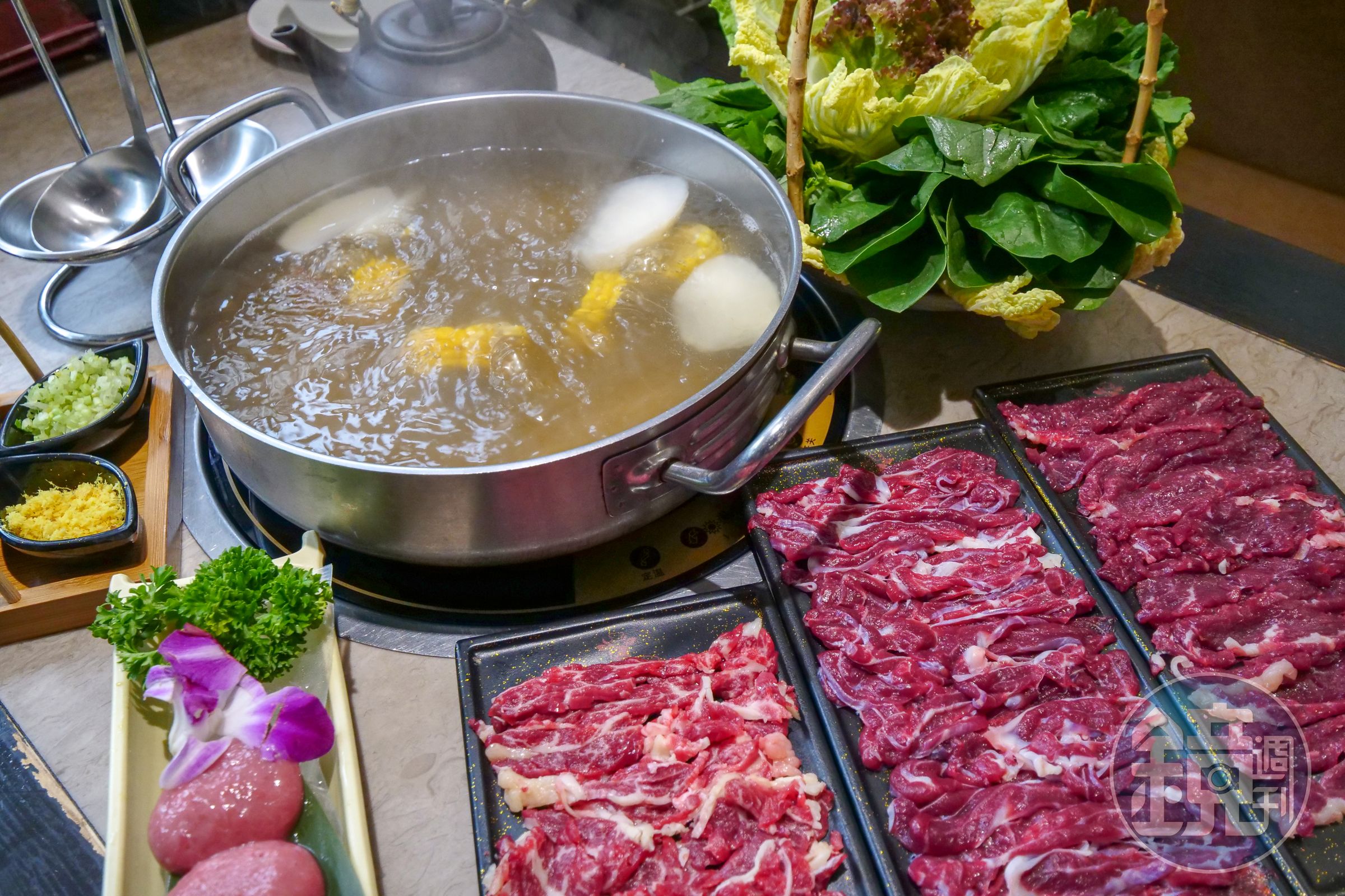 潮州牛肉火鍋，湯頭清澈，搭配牛肉滋味讓人難忘。