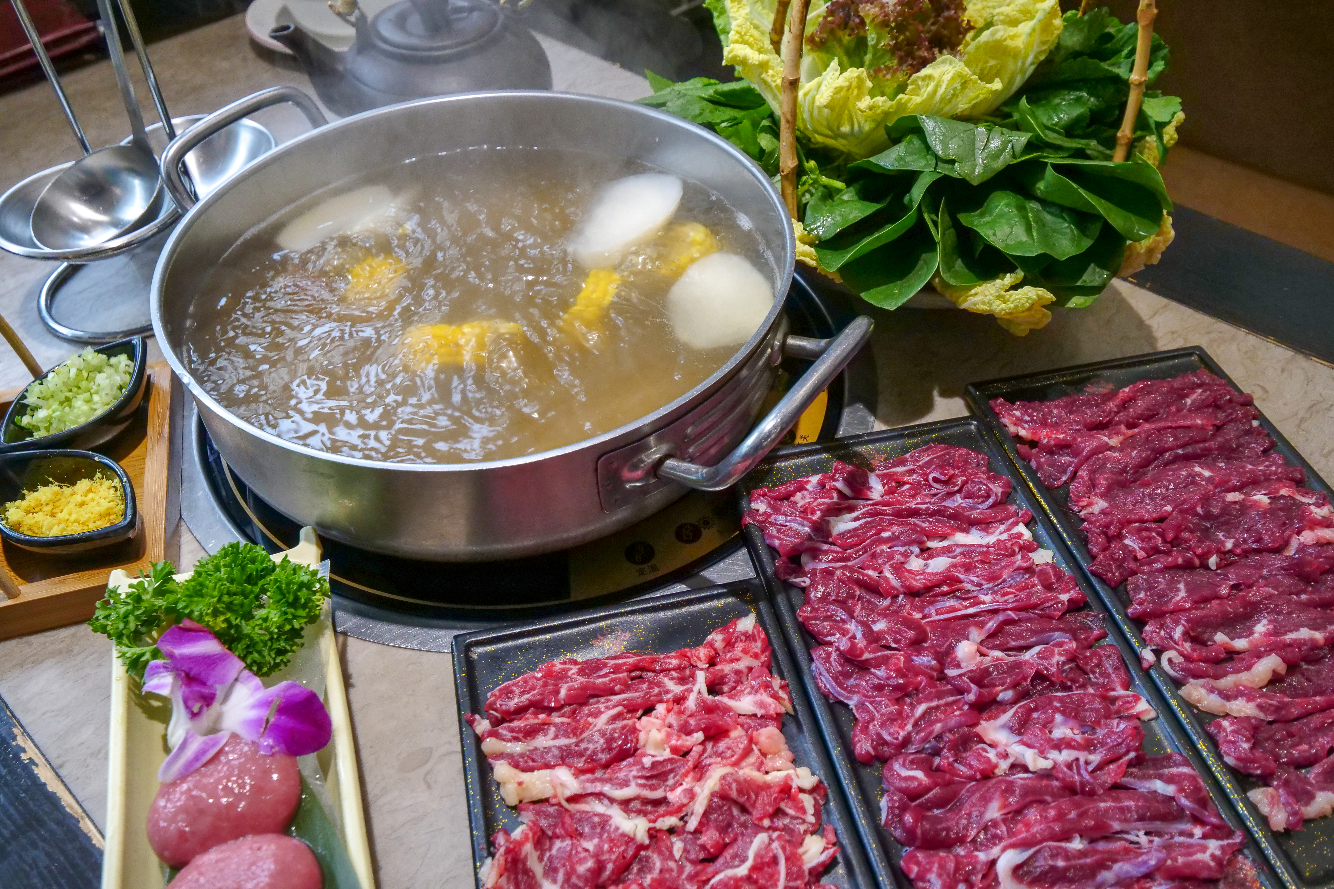 潮州牛肉火鍋，湯頭清澈，搭配牛肉滋味讓人難忘。