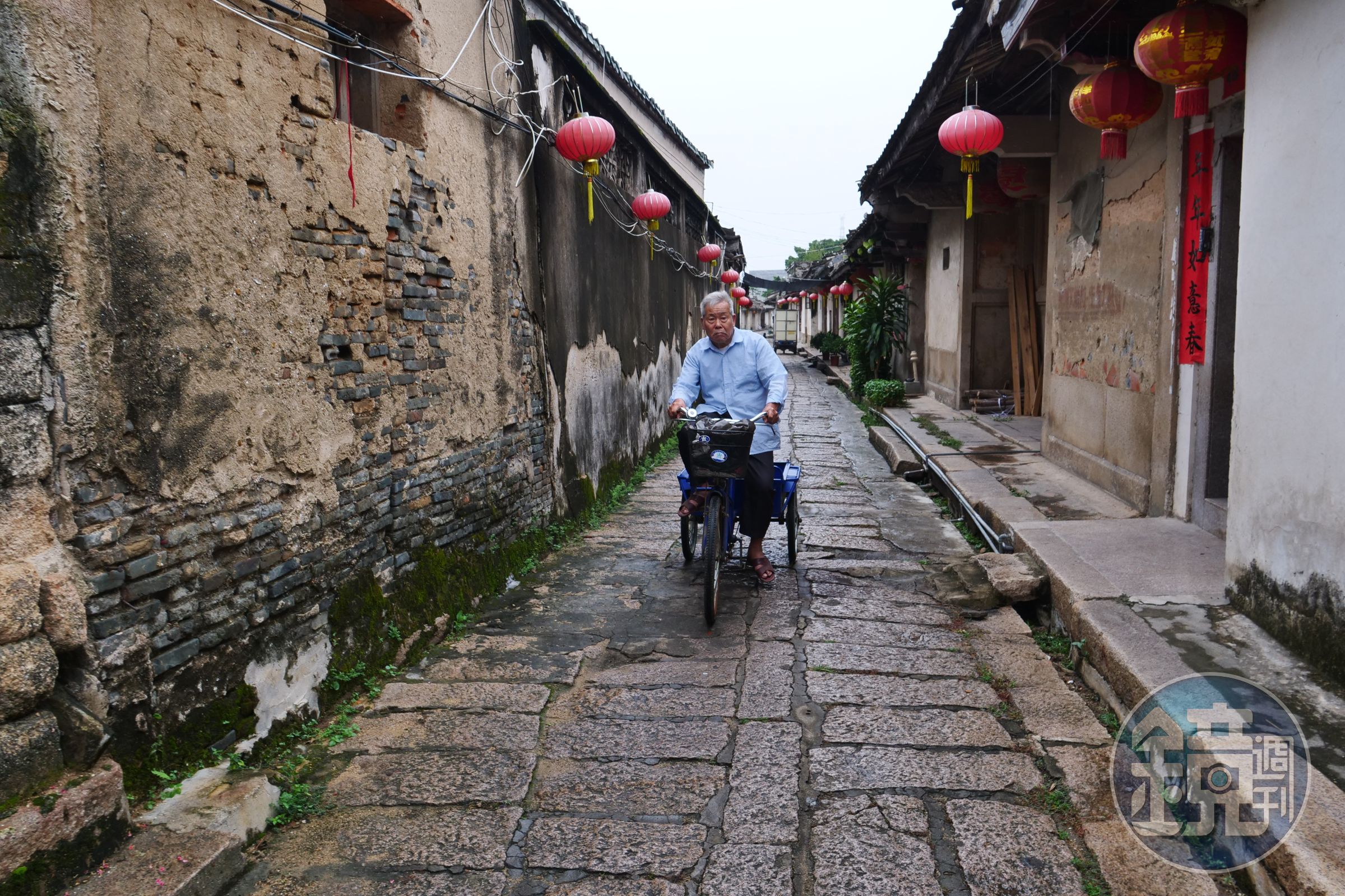 龍湖古寨仍有少數原居民，街道保持簡樸況味。