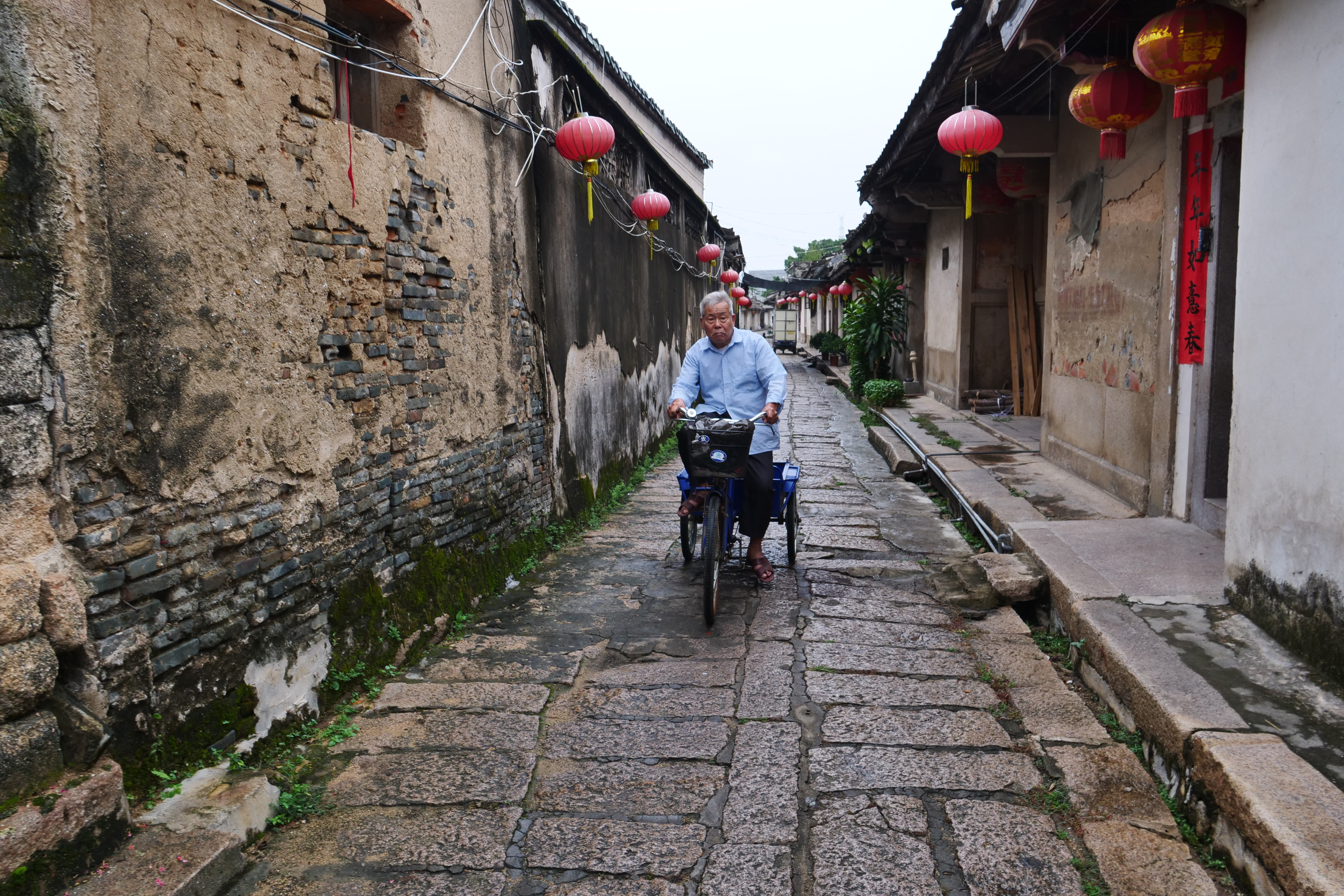 龍湖古寨仍有少數原居民，街道保持簡樸況味。