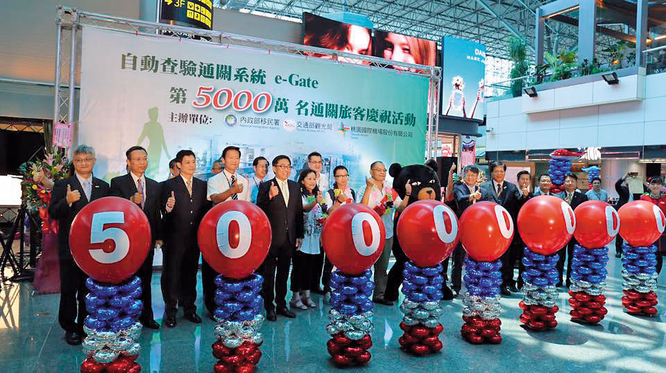 施明德擔任移民署資訊組長期間主導自動通關設備標案，卻爆出設備以次充好，還曾被質疑個資外洩。（翻攝我愛自動通關臉書）