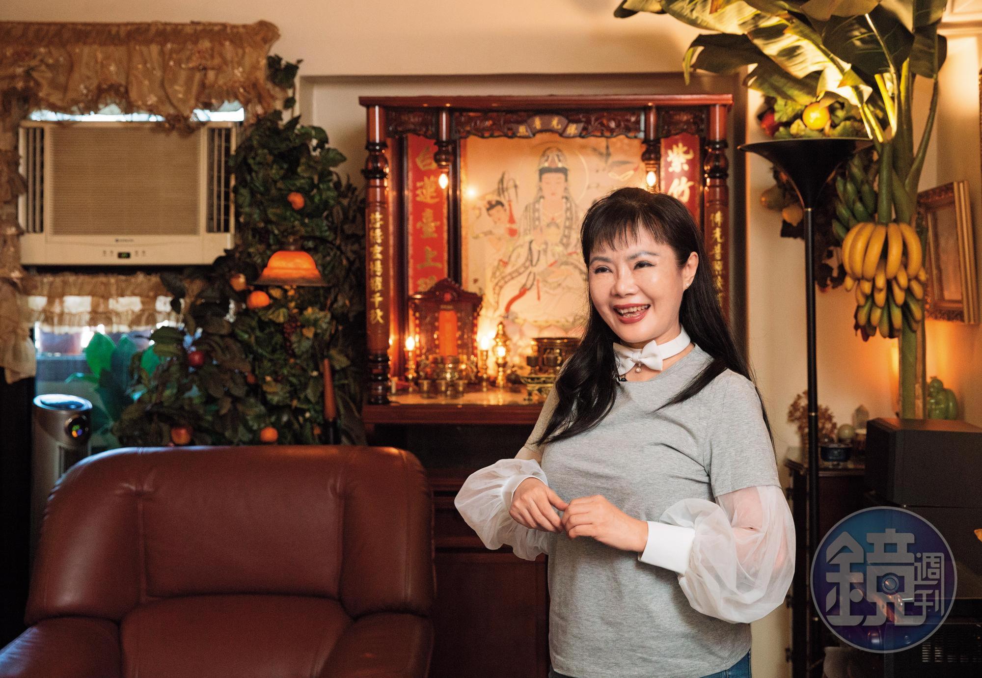 許曉丹住家空間以許多人造樹裝飾,就連冷氣框架都以蕾絲窗簾遮住,她說自己不喜歡看到混亂醜陋的框架。