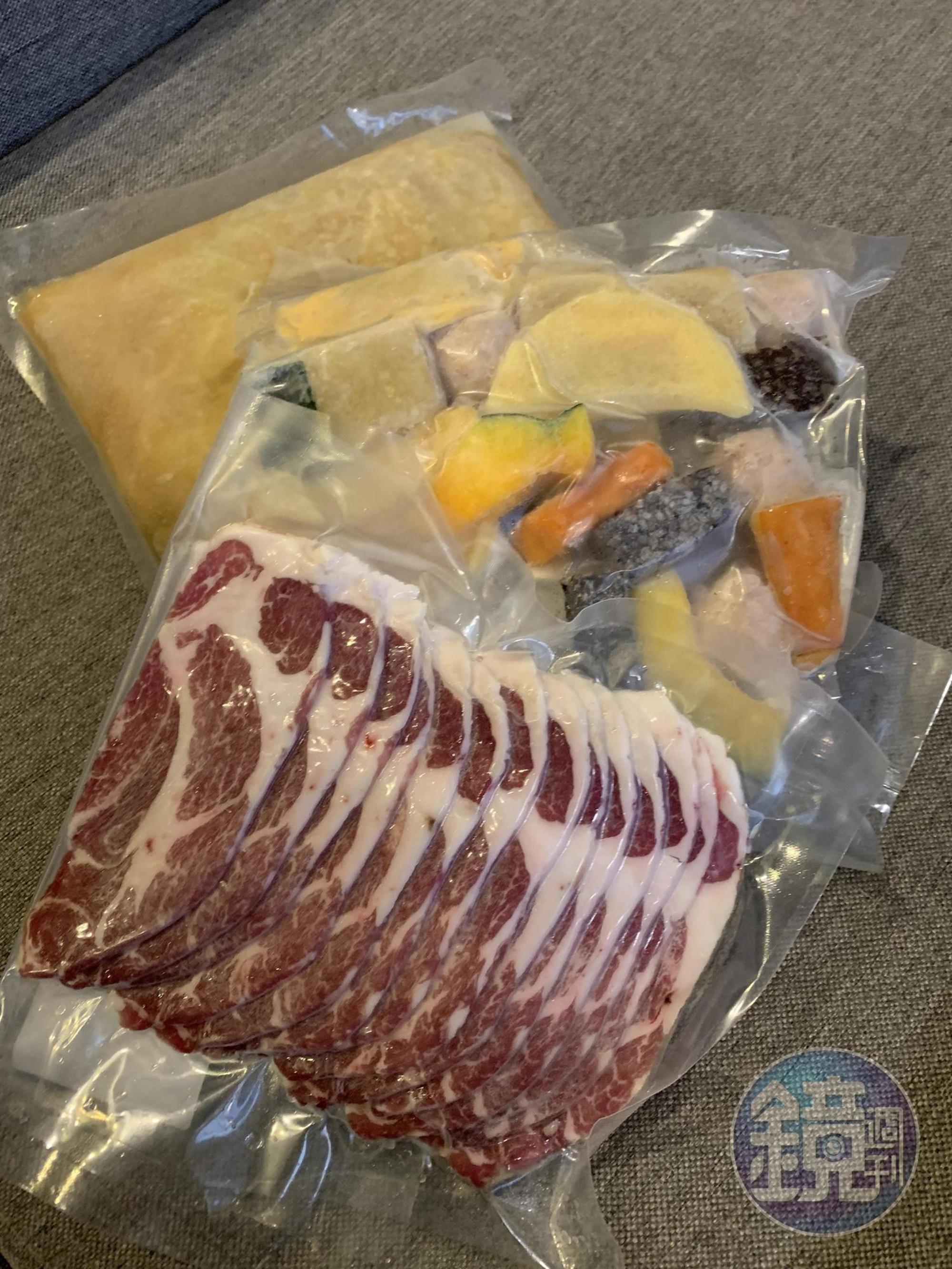 內含1袋湯包、1袋火鍋料包、1袋伊比利梅花豬肉片。