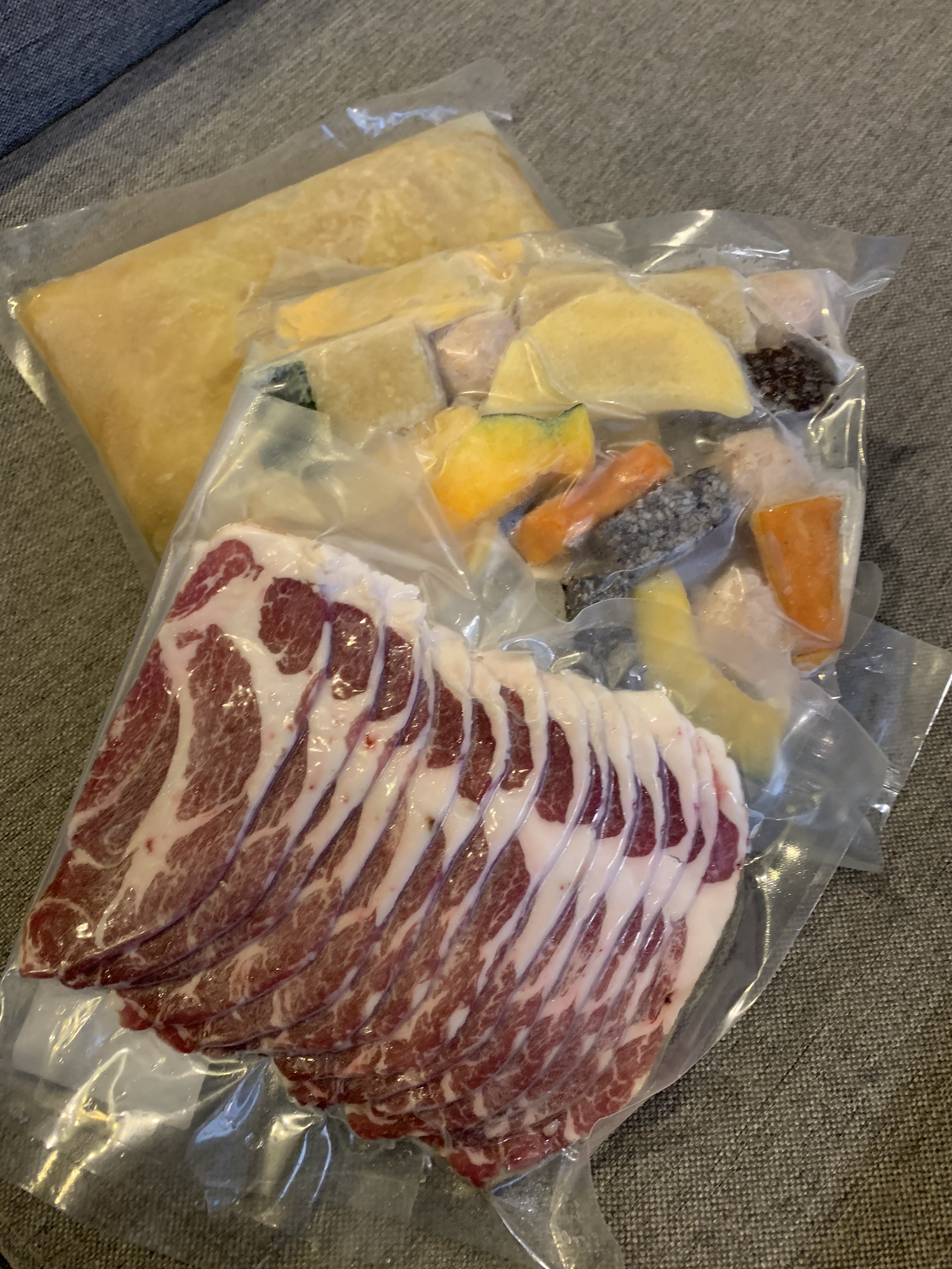 內含1袋湯包、1袋火鍋料包、1袋伊比利梅花豬肉片。