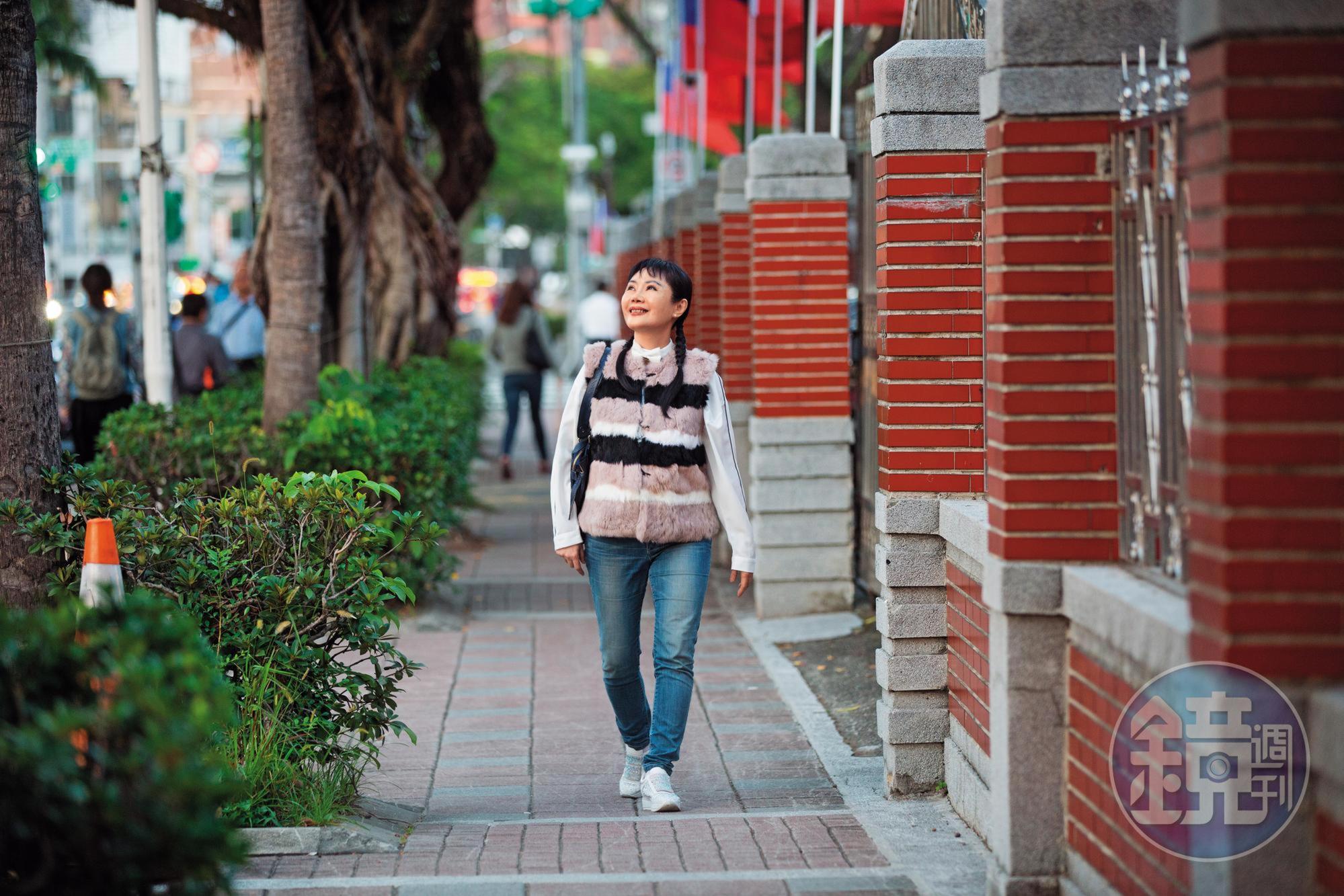 走在過去陳情抗爭過的立法院外，如今許曉丹顯得輕鬆自在。