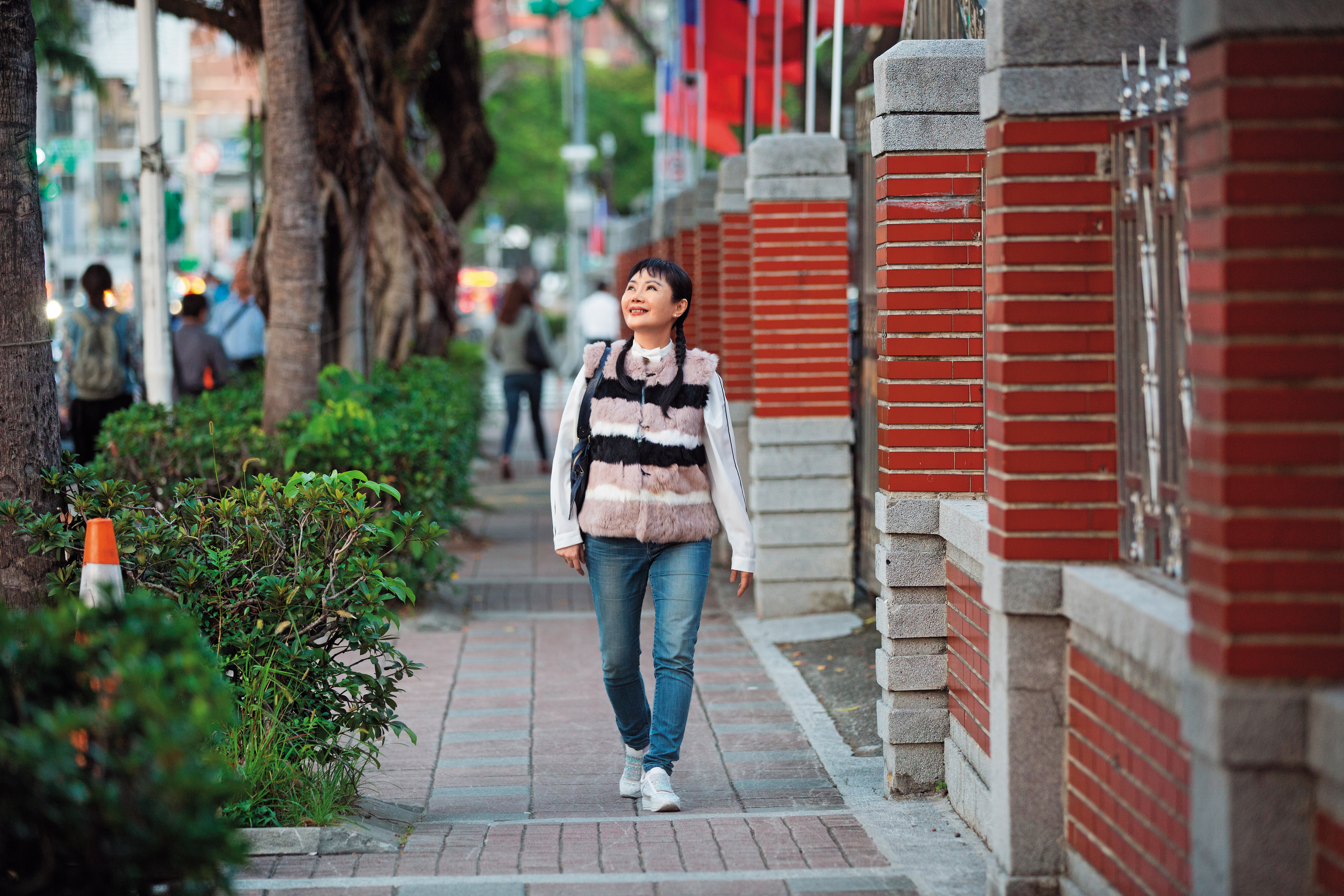 走在過去陳情抗爭過的立法院外，如今許曉丹顯得輕鬆自在。