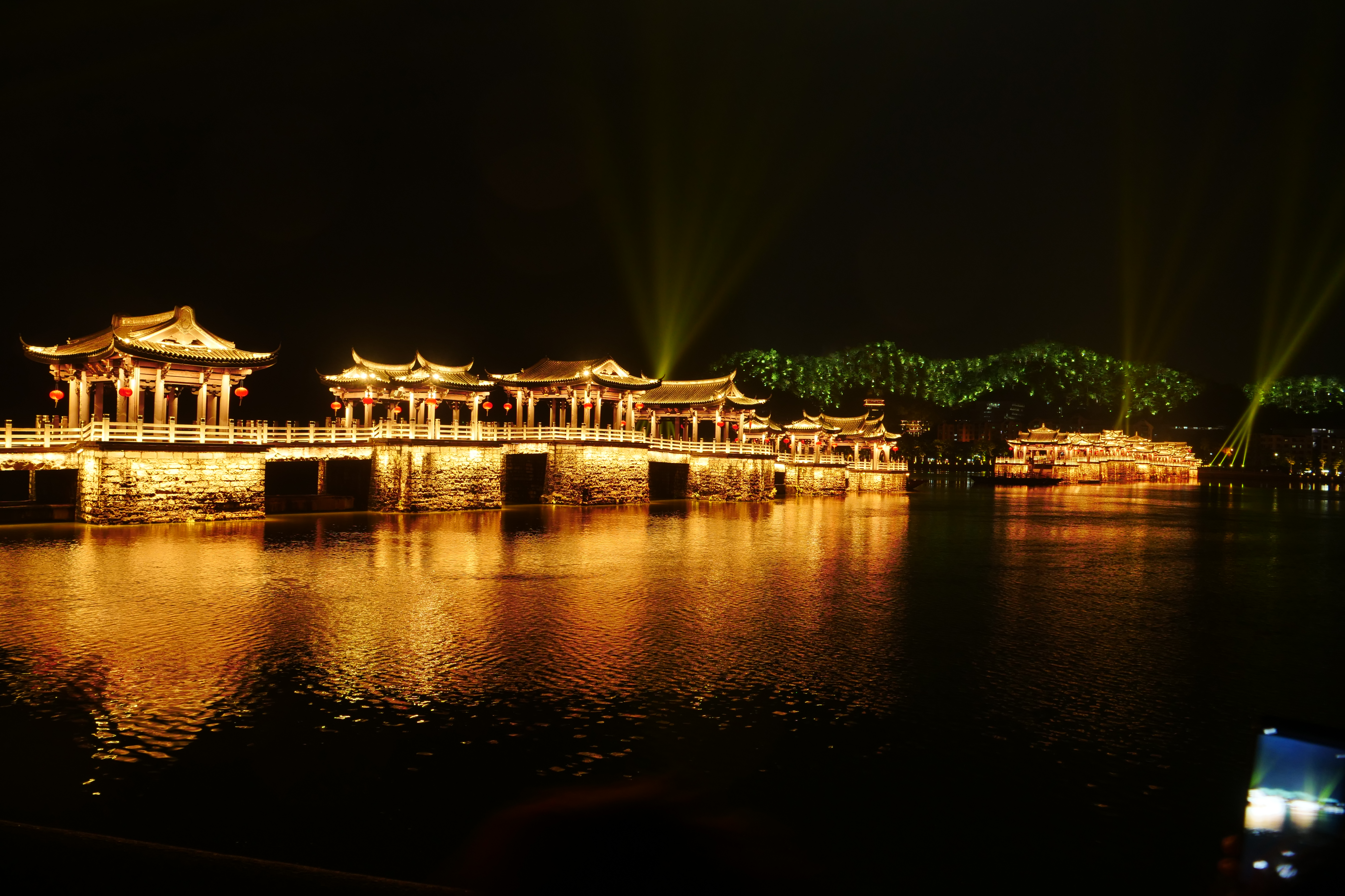 廣濟橋的古典之姿，配上燈光秀呈現古今之感。