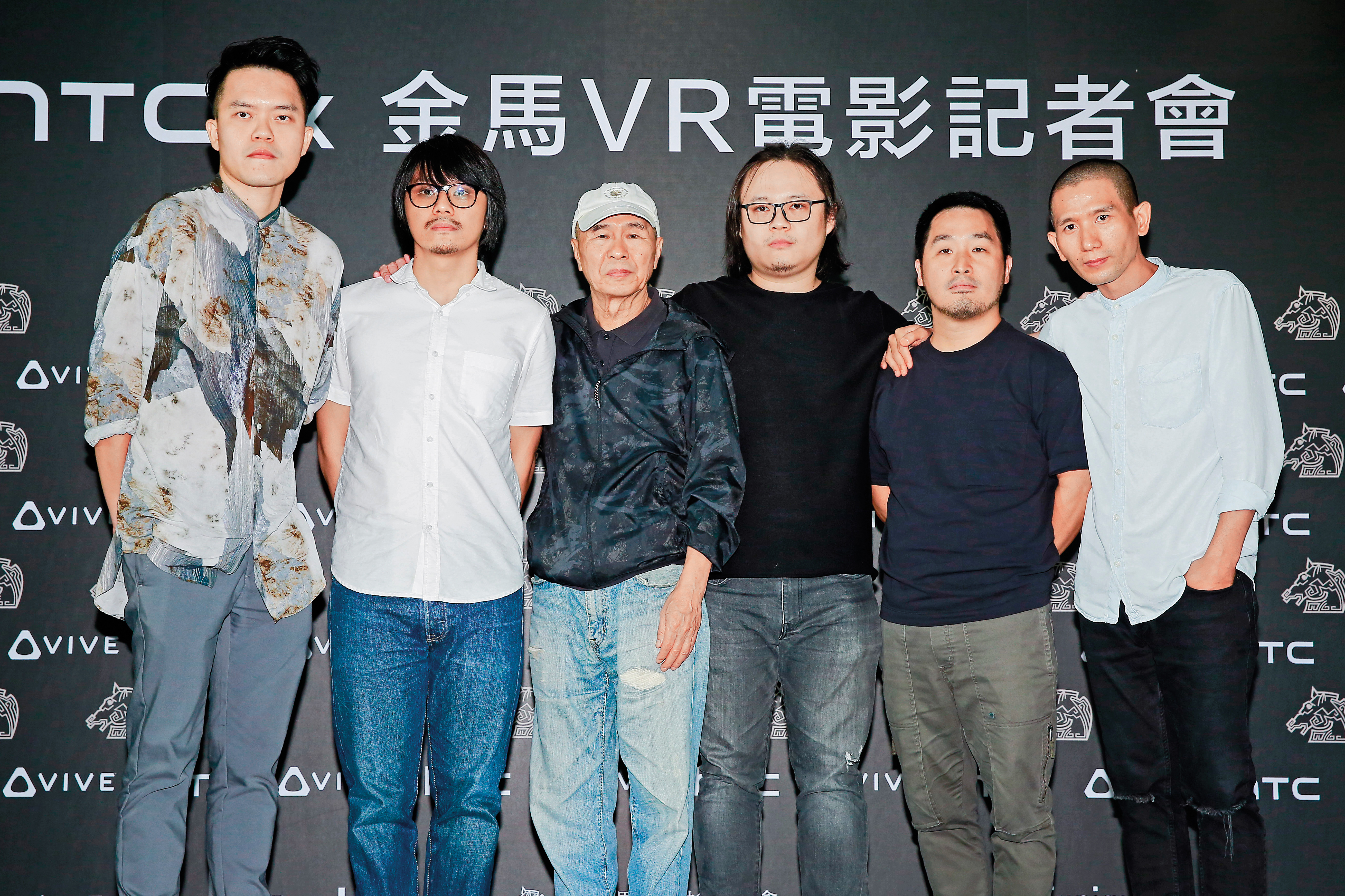 侯孝賢（右四）監製金馬獎HTC的VR電影《5X1》，李中（右二）是台灣導演代表，作品《董仔的人》有如《大佛普拉斯》和《血觀音》綜合版，還把吳定謙拍得超帥，影視文化大佬小野和吳念真的情誼，第二代有傳承。