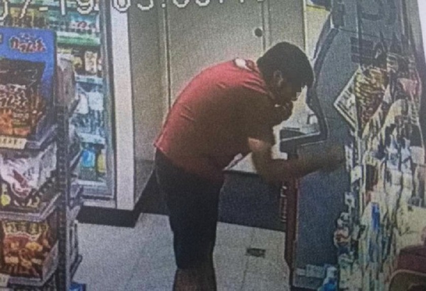 黃男在貨架前端詳情趣潤滑劑後，偷塞入褲袋中。（警方提供）