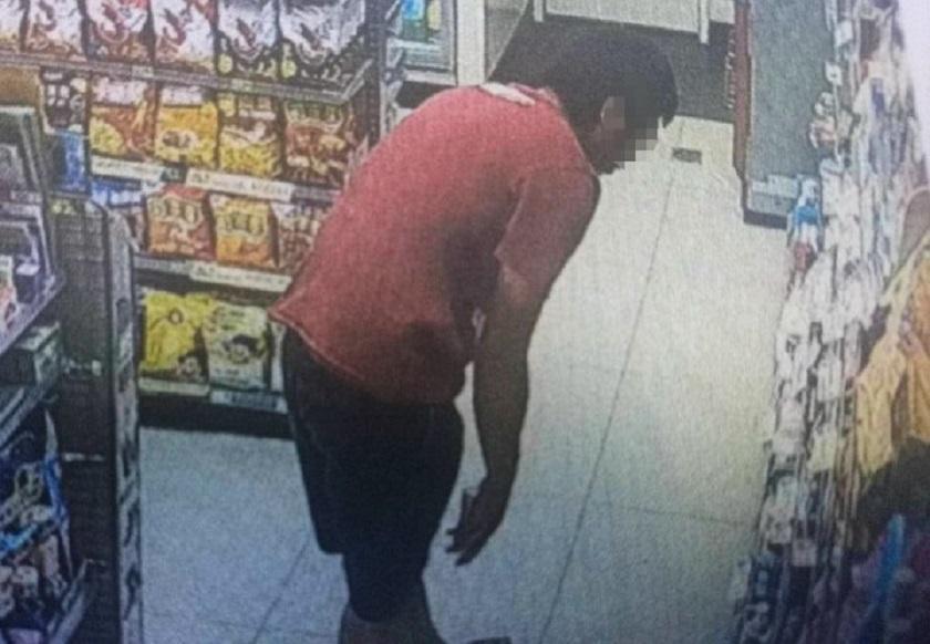 黃男看著潤滑液，因尷尬而不敢拿去櫃檯結帳。（警方提供）
