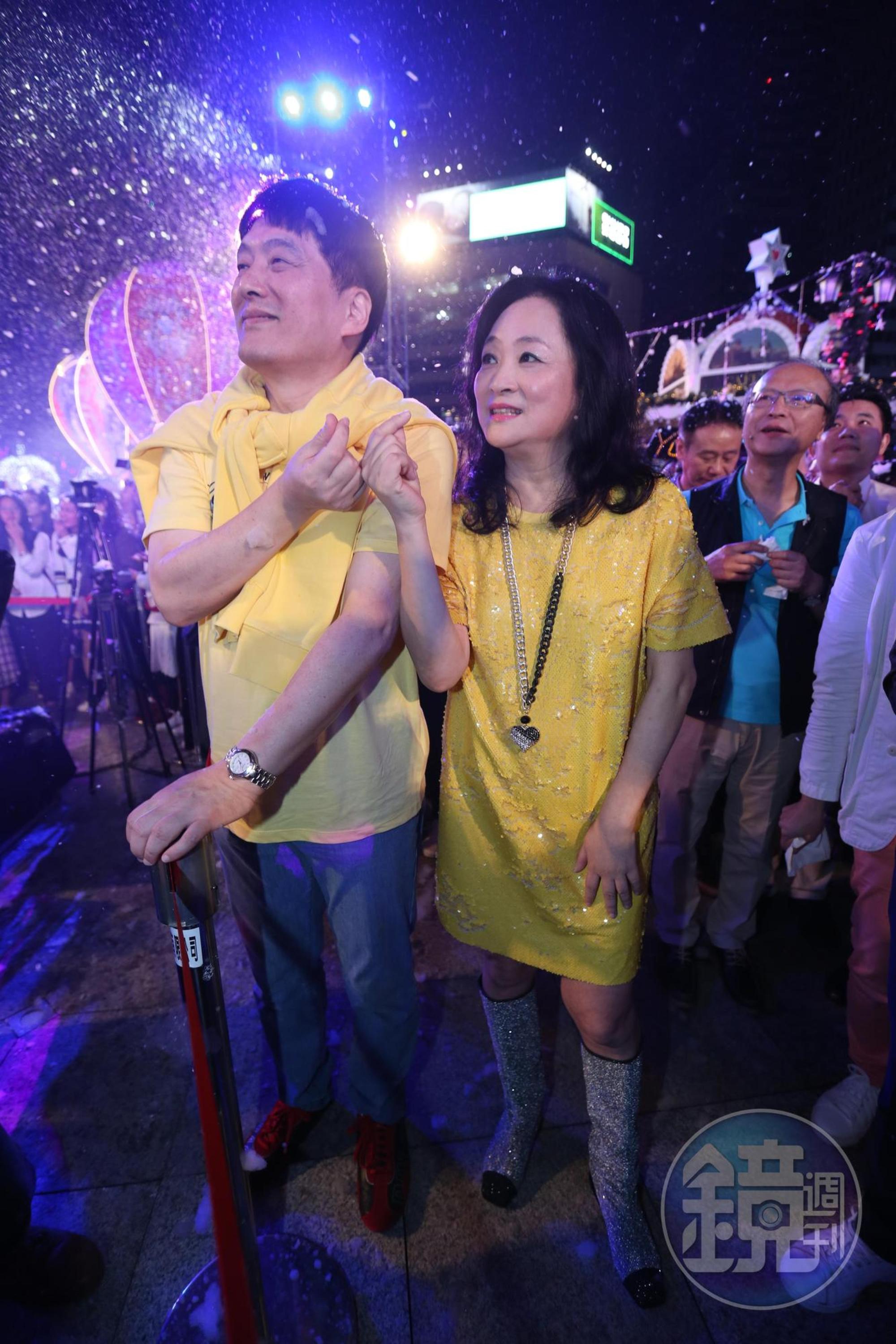 穿上縫有亮片的黃色洋裝、腳踩銀色閃亮亮的靴子，統一美麗事業董事長高秀玲（右）與羅智先一同出席「愛．Sharing」愛分享點燈活動。